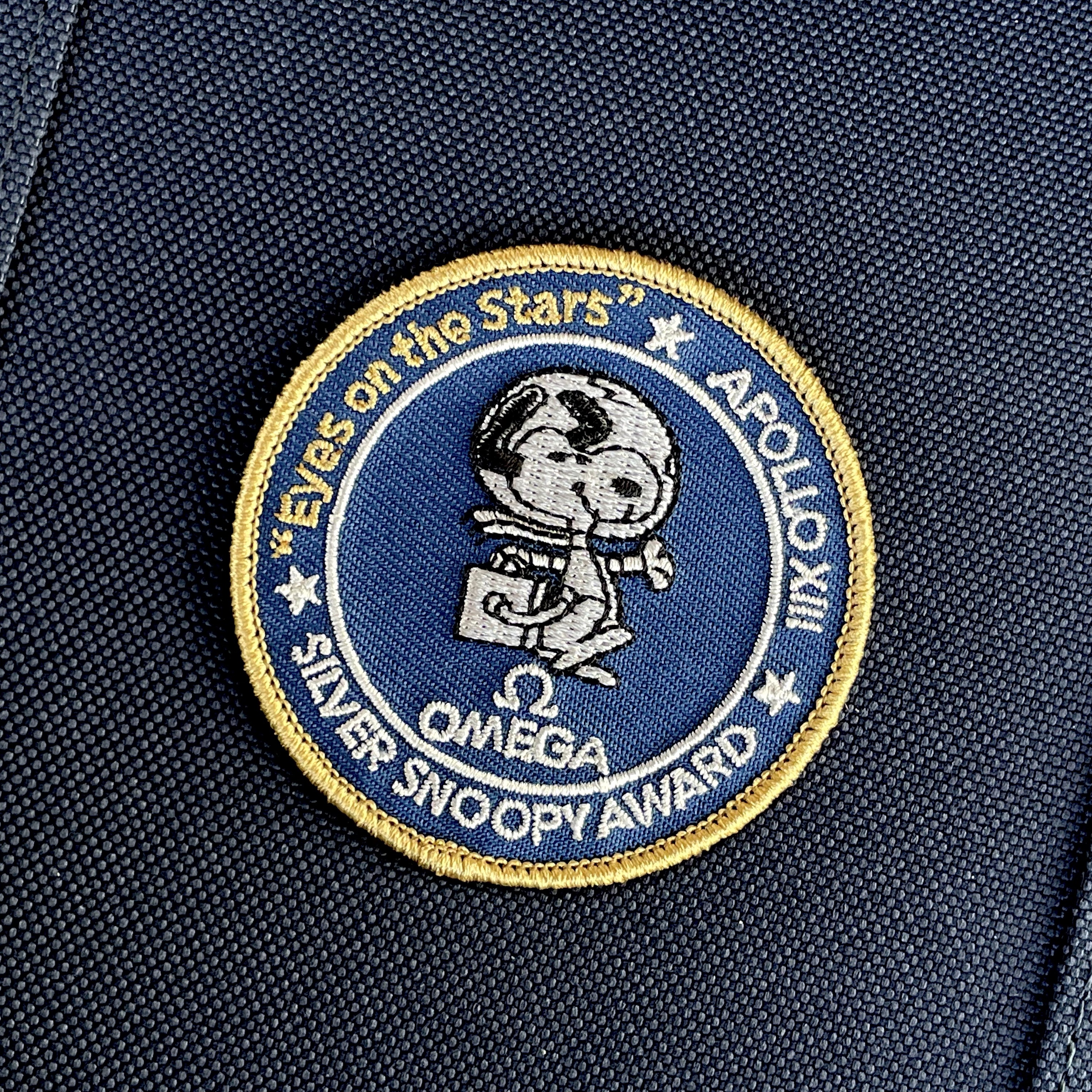 Omega Speedmaster Silver Snoopy Award 50th Anniversary Series Co Axial Master Chronometer Chronograph Steel Silver Blue 착용 스타일 - 3