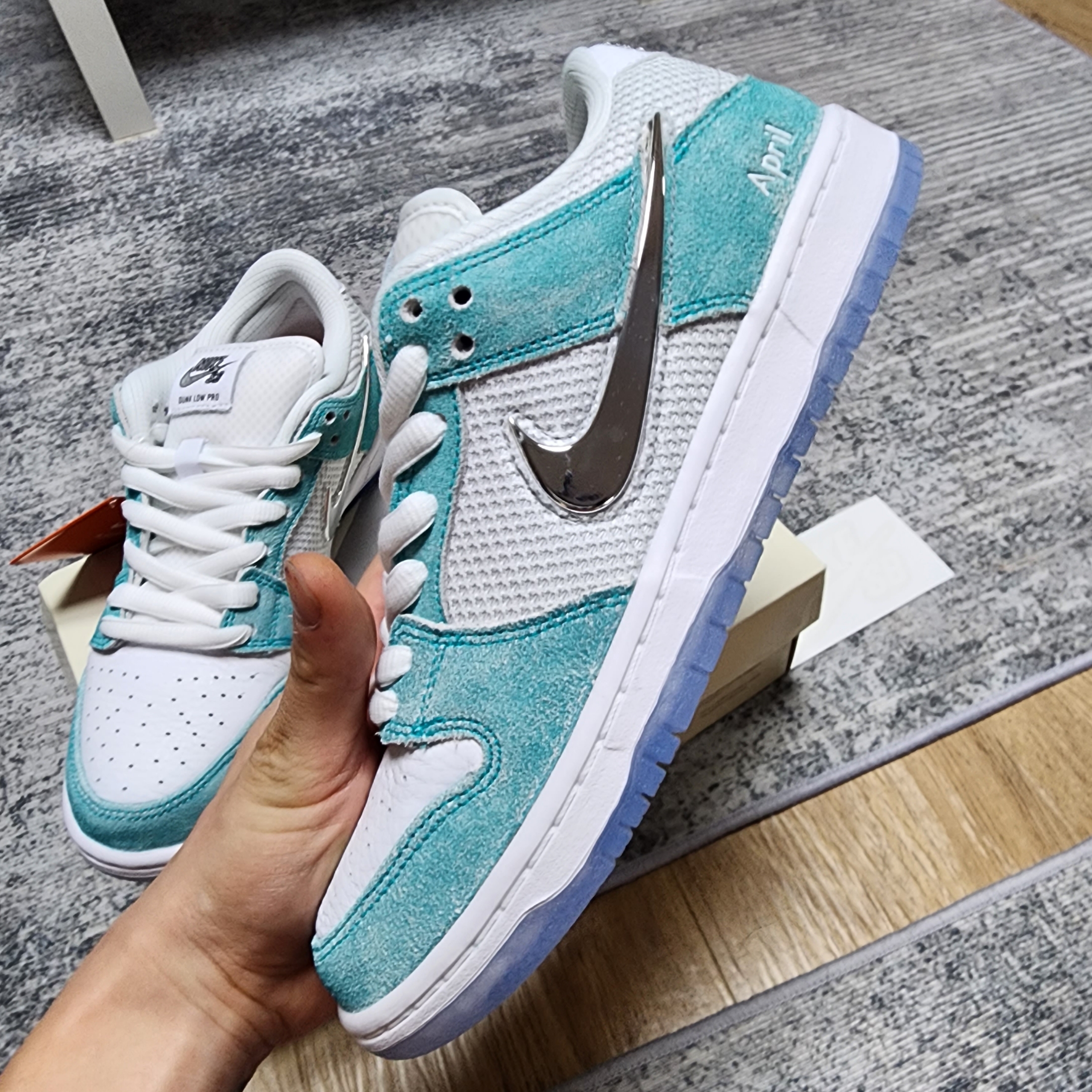 Nike x April Skateboards SB Dunk Low Pro QS Racer Blue Metallic Silver 착용 스타일