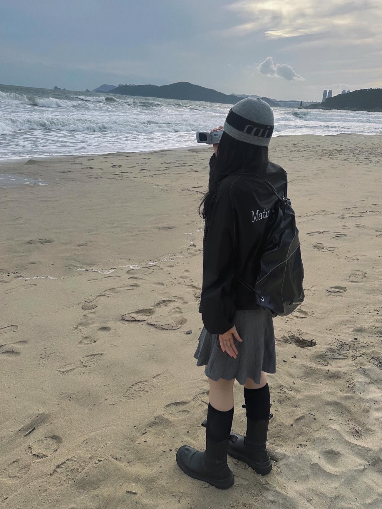 Matin Kim Logo Jacquard Short Beanie Grey, (W) Matin Kim Logo Coating Jumper Black 착용 스타일 - 2