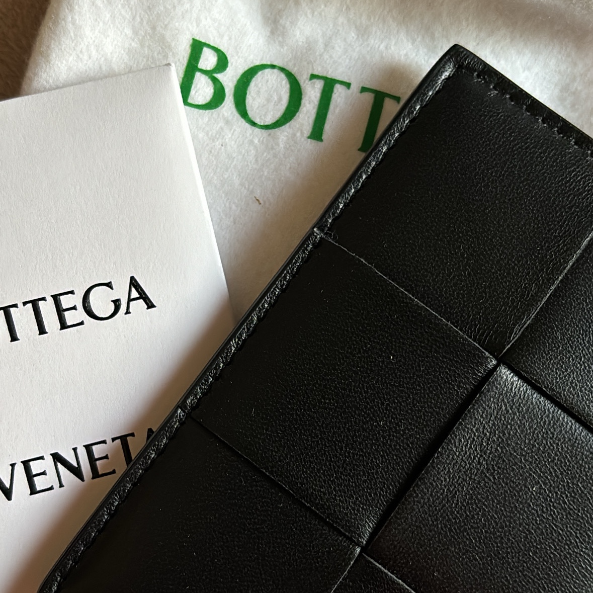 Bottega Veneta Credit Card Case Lambskin & Calfskin Black 착용 스타일