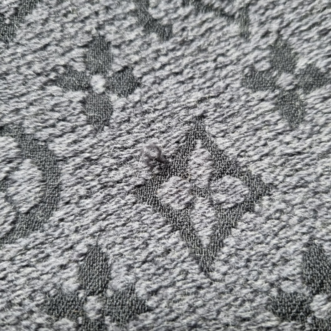Louis Vuitton Monogram Classic Muffler Charcoal Grey 착용 스타일 - 3