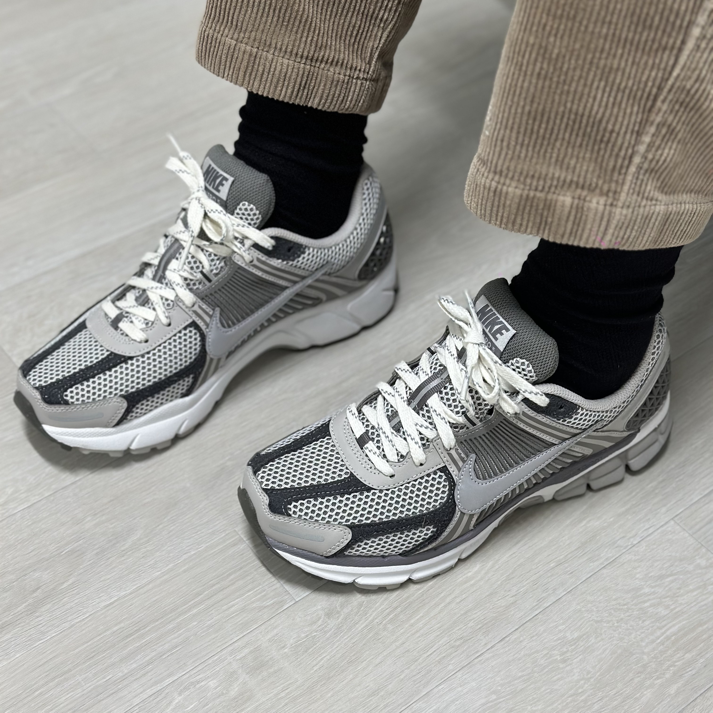Nike Zoom Vomero 5 PRM Light Iron Ore and Flat Fewter 착용 스타일