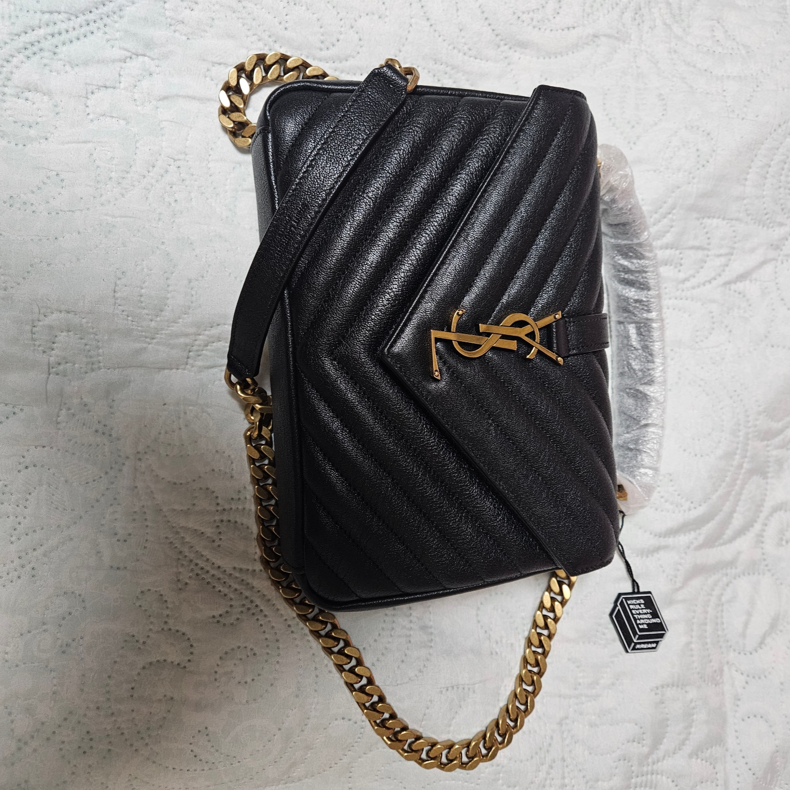 Saint Laurent College Medium Chain Bag in Quilted Leather Black 착용 스타일 - 2