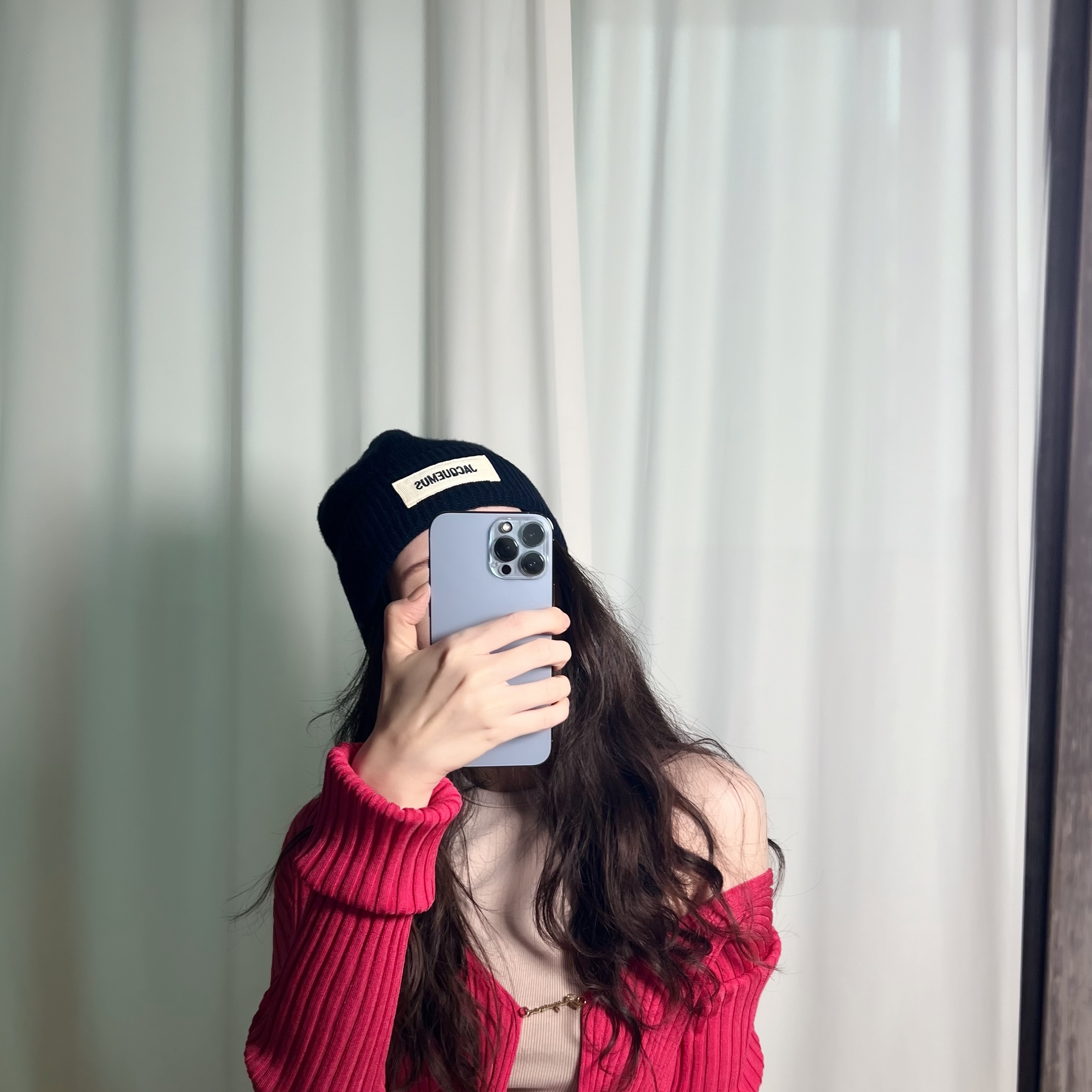 Jacquemus Le Bonnet Grosgrain Logo Beanie Navy, (W) Jacquemus La Maille Pralu Micro Charm Logo Cardigan Pink 착용 스타일 - 1