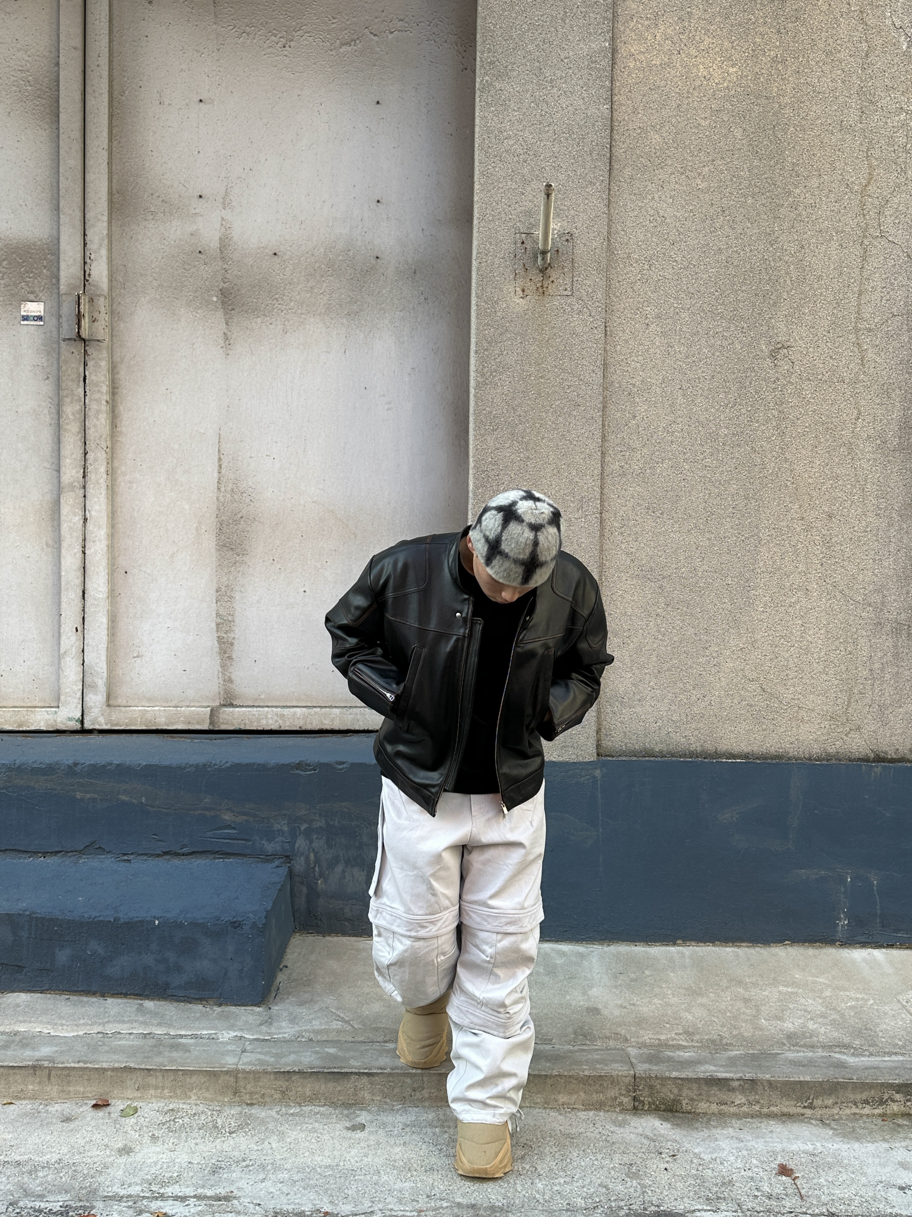 Farfromwhat Far Layered Work Pants White, Adidas Yeezy NSLTD Boot Khaki 착용 스타일 - 1