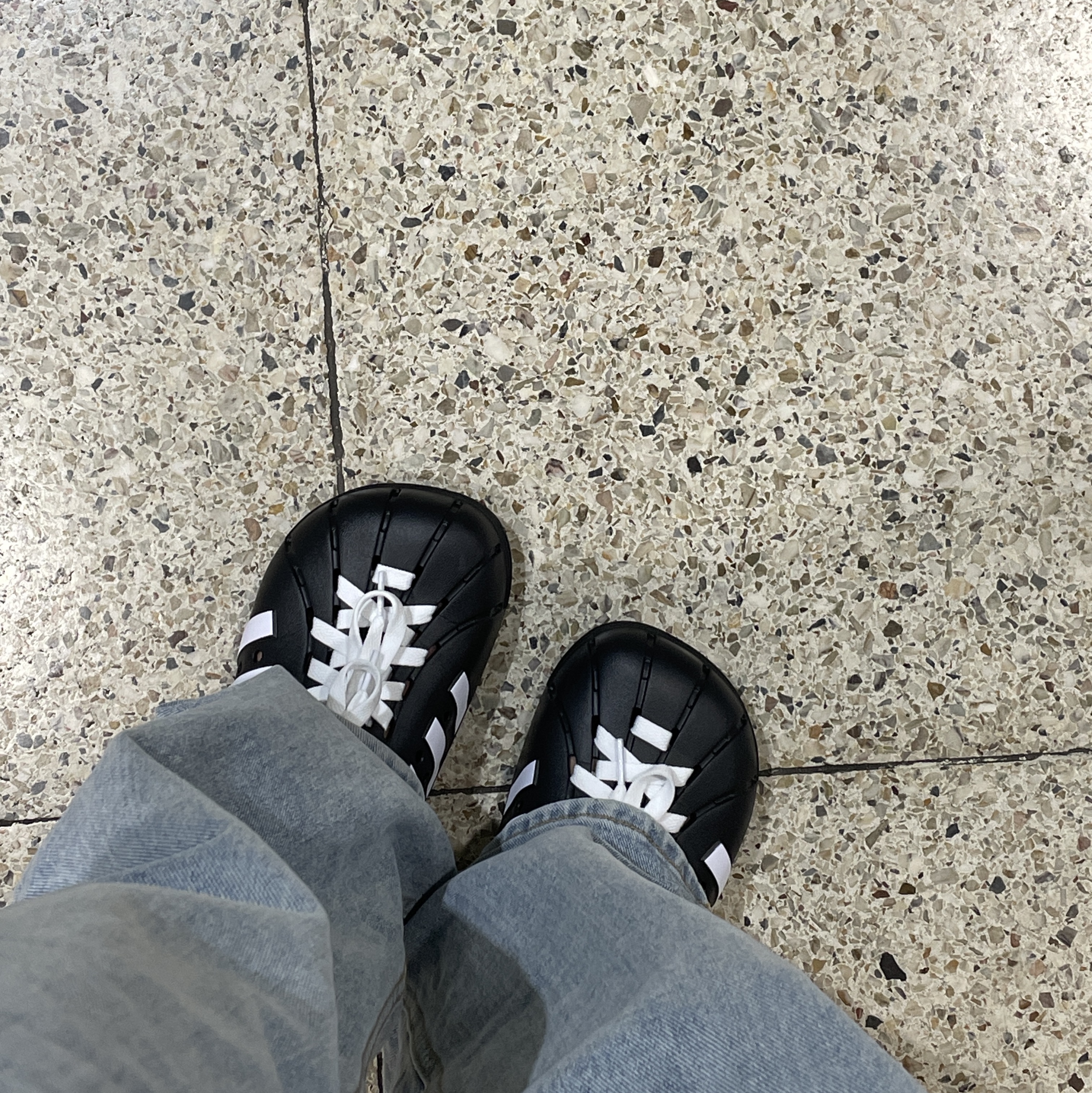 Adidas Adilette Clog Black White 착용 스타일