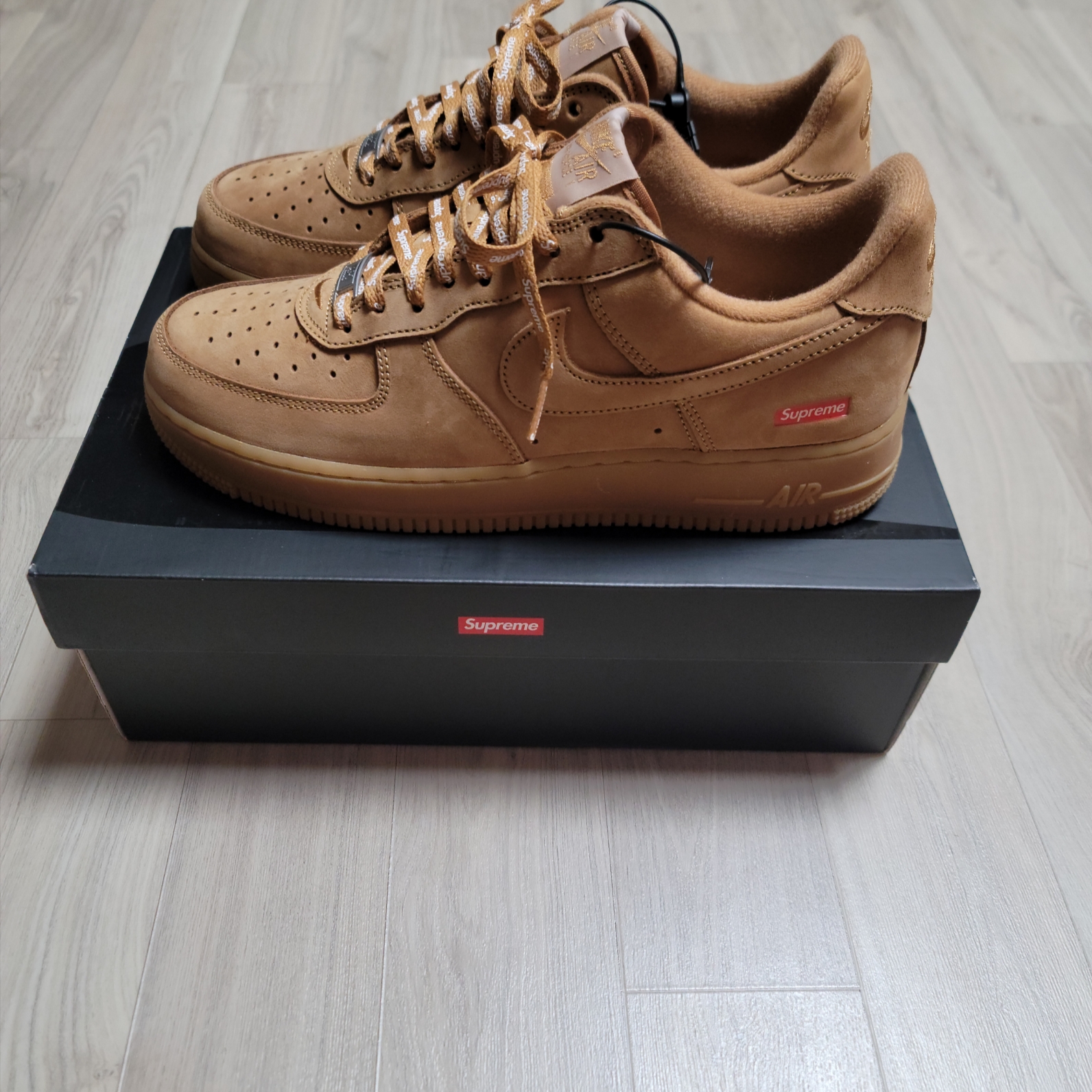 Nike x Supreme Air Force 1 Low Flax 착용 스타일