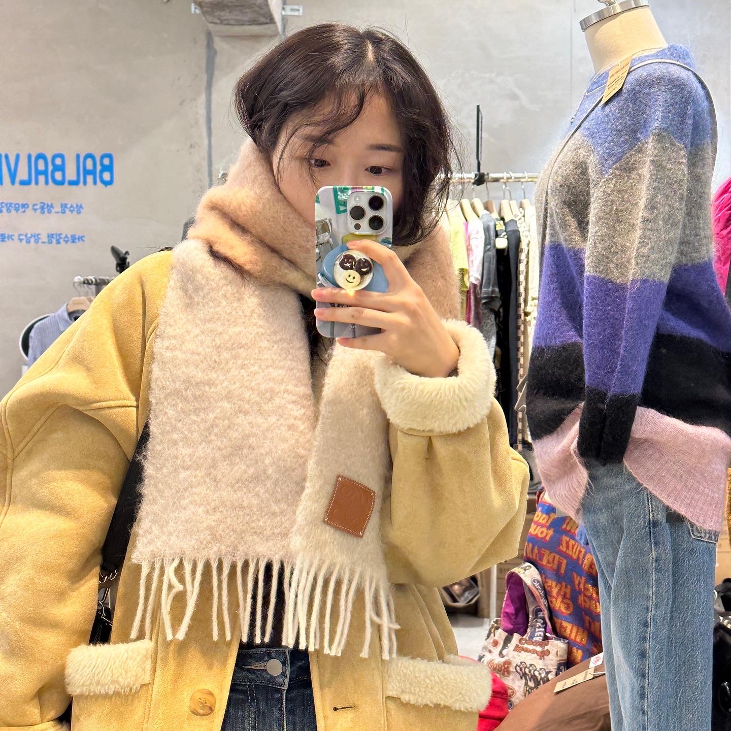 (W) Loewe Muffler in Mohair and Wool Light Beige Multicolor 착용 스타일 - 1
