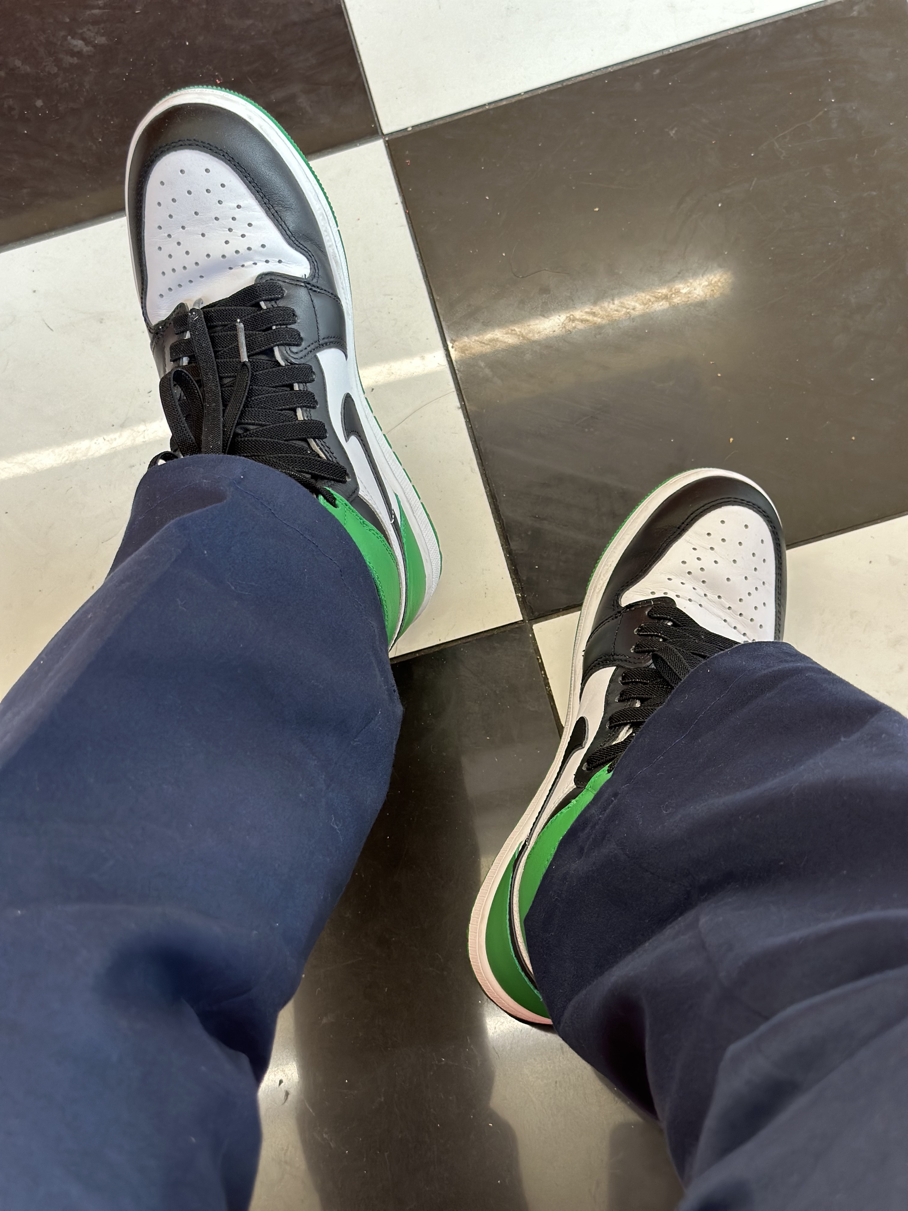 Jordan 1 Retro High OG Black and Lucky Green 착용 스타일