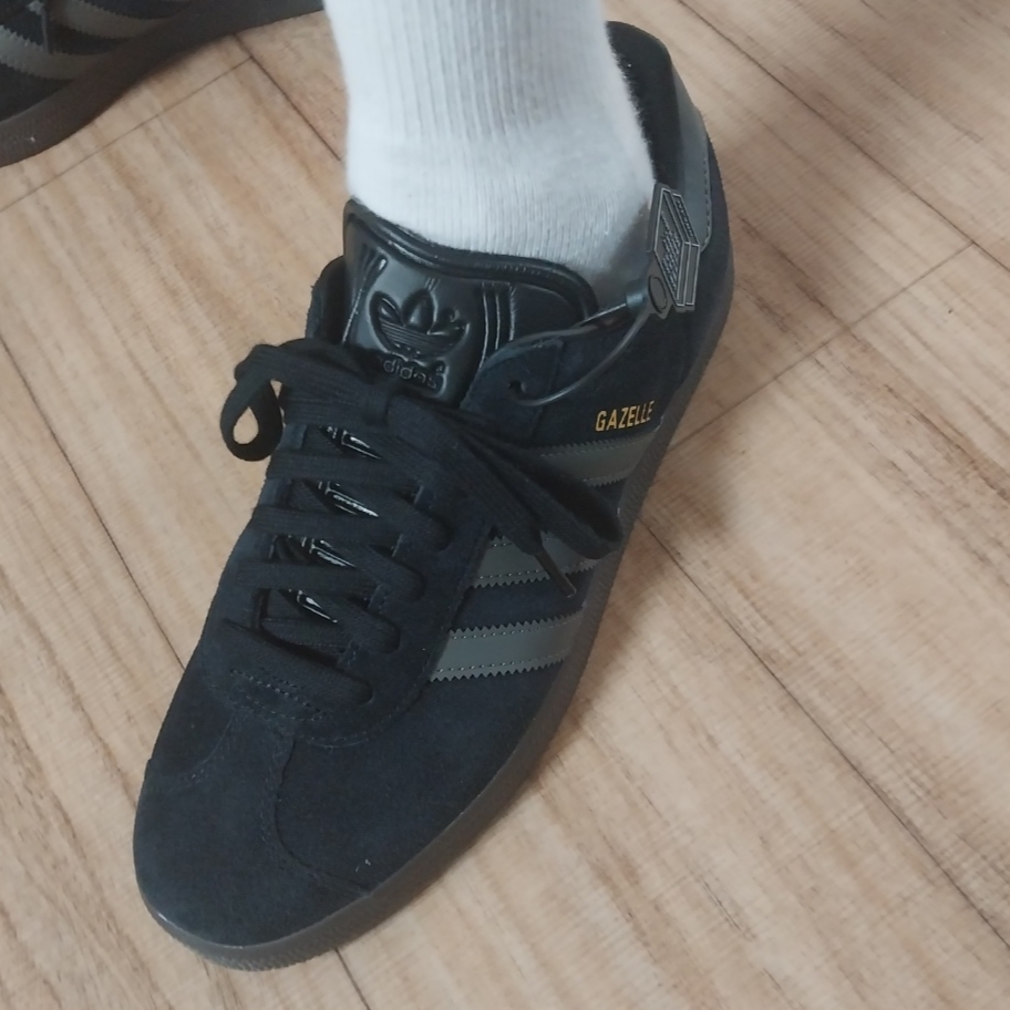 Adidas Gazelle Core Black Gold Metallic Gum 착용 스타일