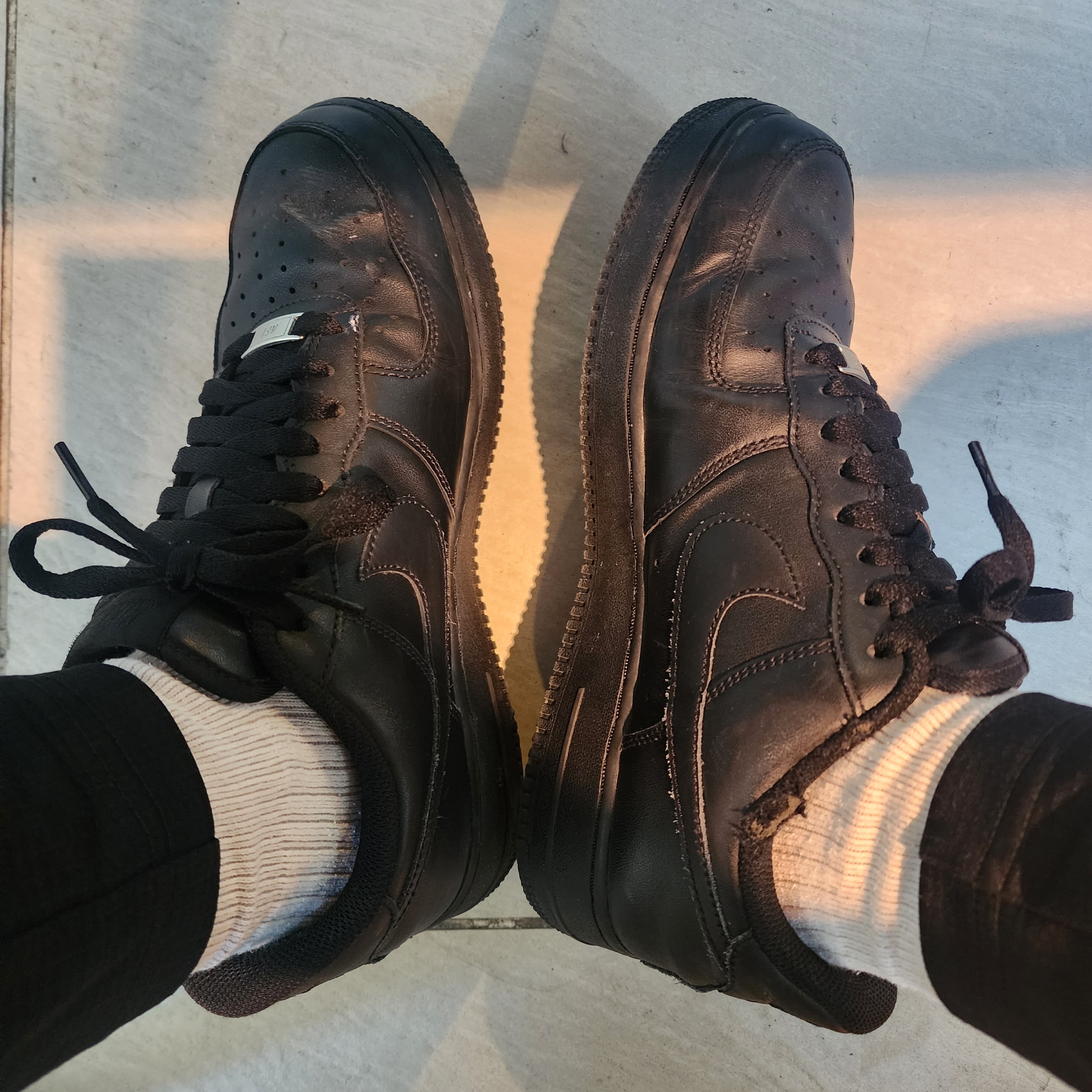 Nike Air Force 1 '07 Low Triple Black 착용 스타일