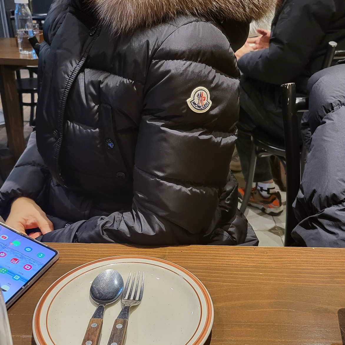 (W) Moncler Khloe Long Down Jacket Black - 23FW 착용 스타일