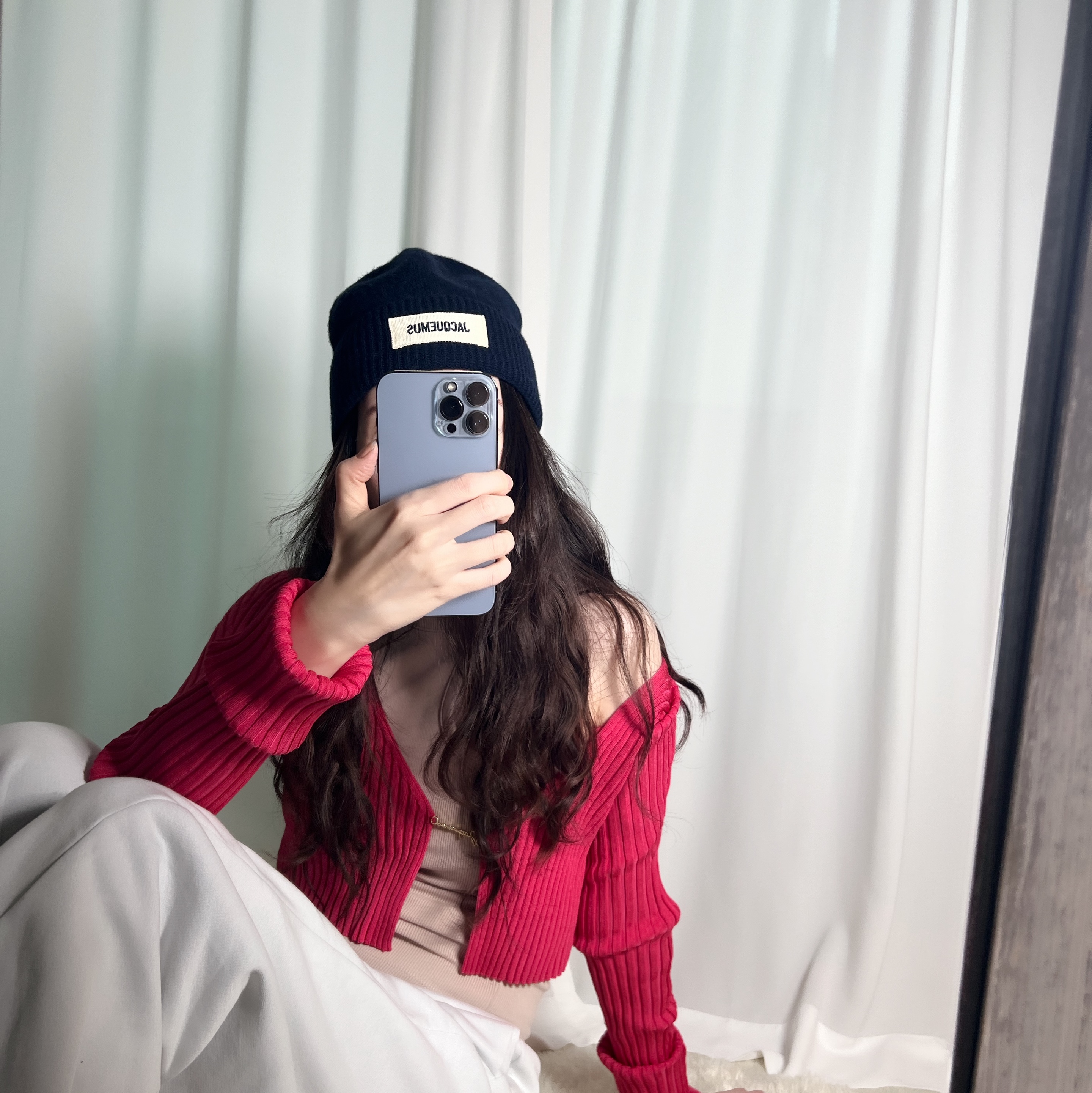 Jacquemus Le Bonnet Grosgrain Logo Beanie Navy, (W) Jacquemus La Maille Pralu Micro Charm Logo Cardigan Pink 착용 스타일 - 3
