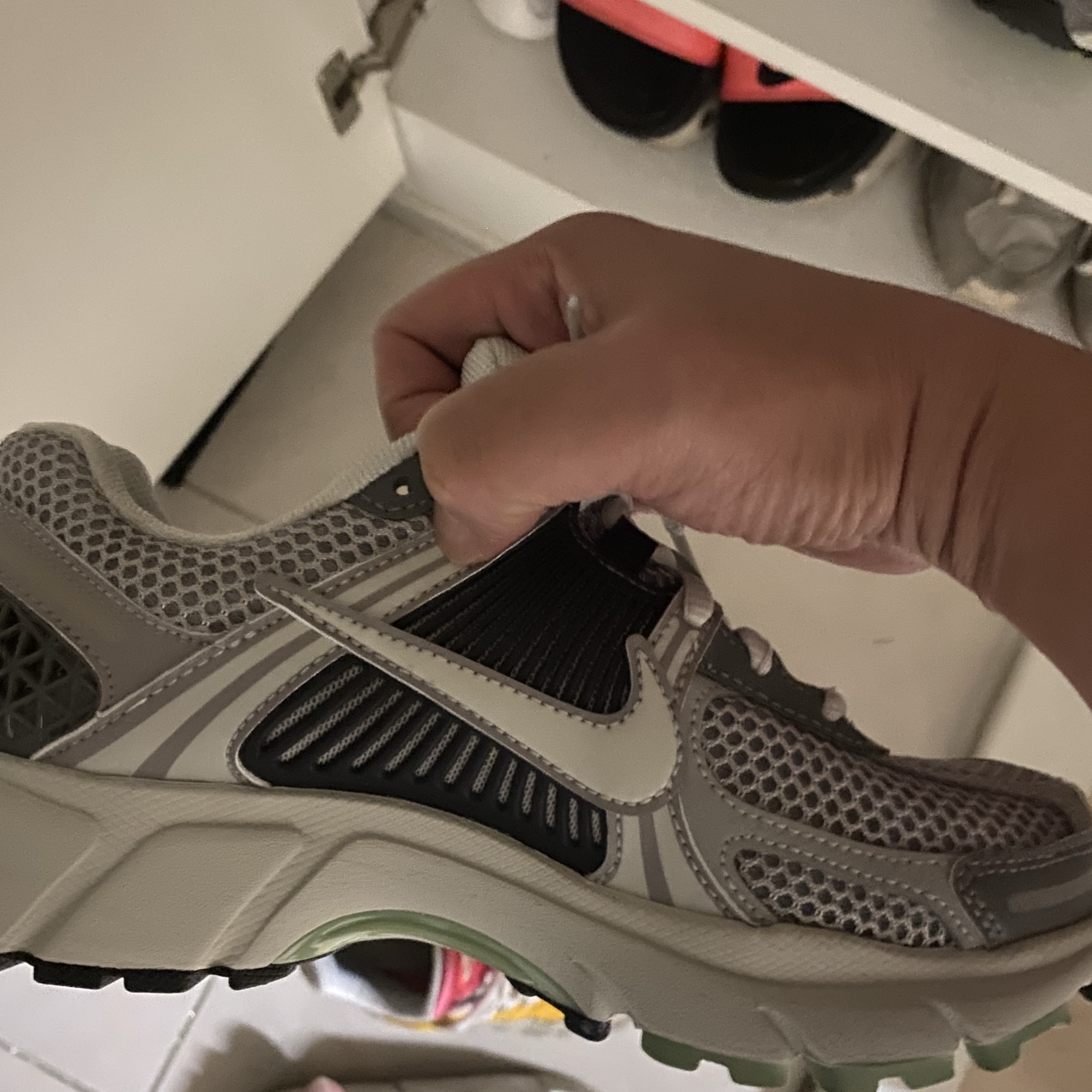 (W) Nike Zoom Vomero 5 Cobblestone and Flat Pewter 착용 스타일