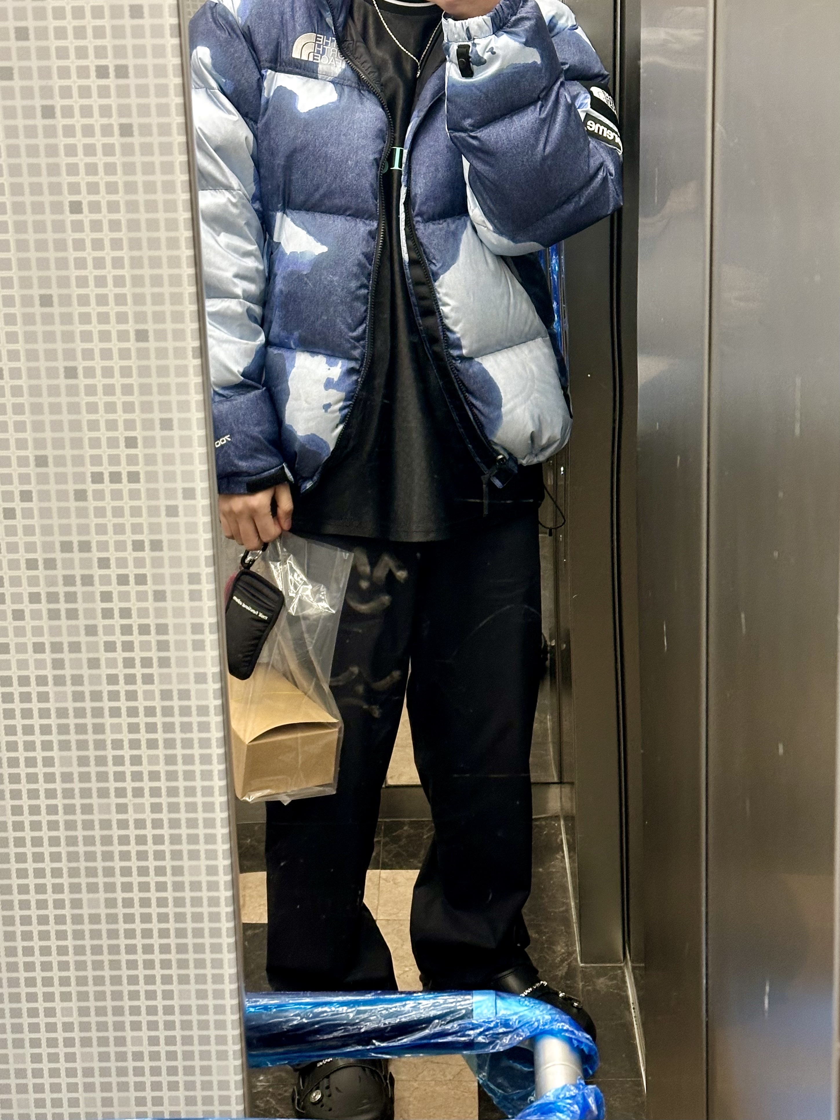 Supreme x The North Face Bleached Denim Print Nuptse Jacket Indigo - 21FW, Crocs x Feng Chen Wang Echo Clog Black 착용 스타일