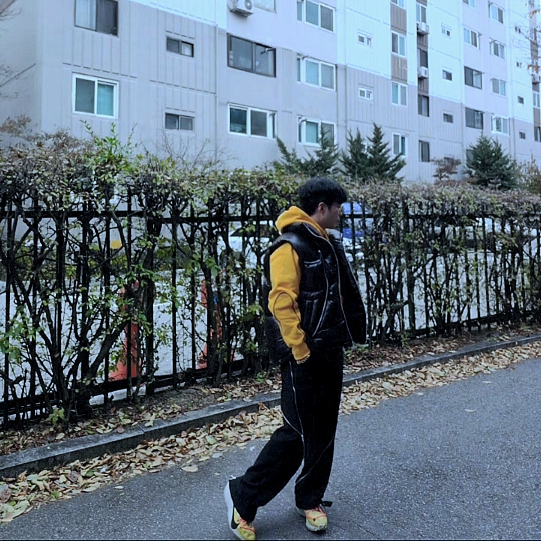 The Museum Visitor KREAM Curved Zipper Puffer Down Vest Glossy Black - 23FW, (W) Nike x Off-White Vapor Street Tour Yellow 착용 스타일