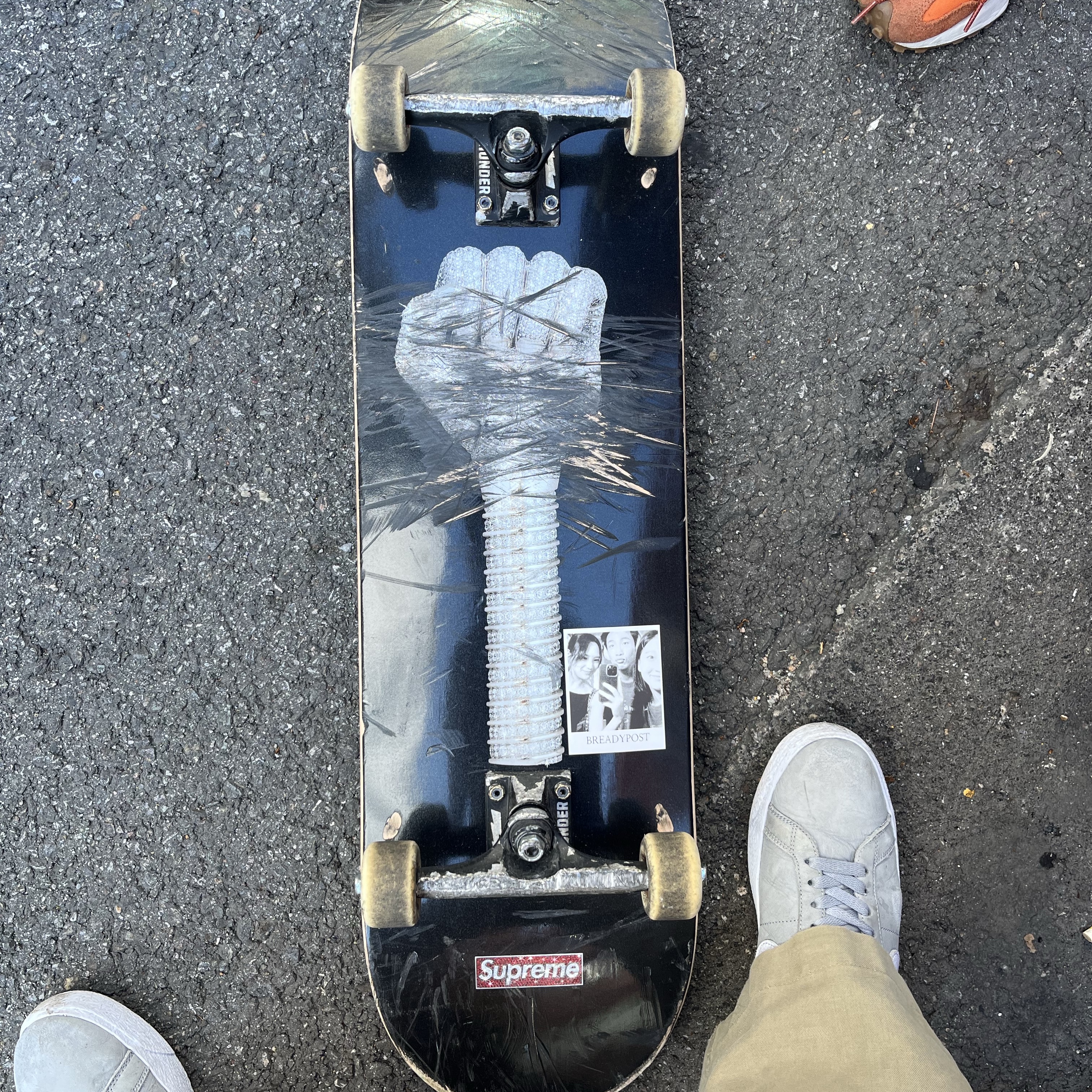 Supreme x Hardies Fist Skateboard Deck Red - 23SS, Supreme x Hardies Fist Skateboard Deck Black - 23SS 착용 스타일 - 4