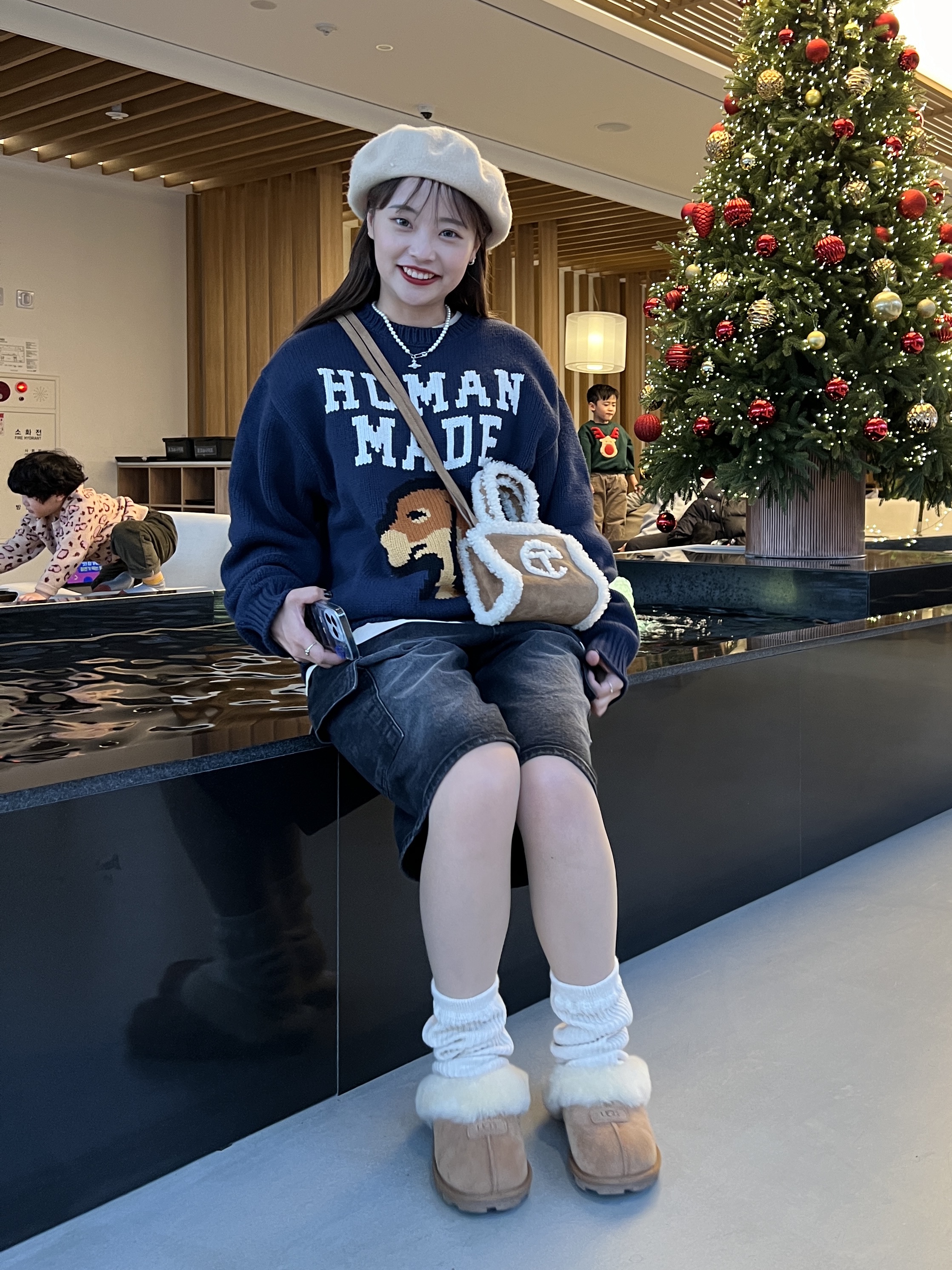 Human Made Dachs Knit Sweater Navy, Telfar x UGG Small Shopping Bag Chestnut 착용 스타일 - 3
