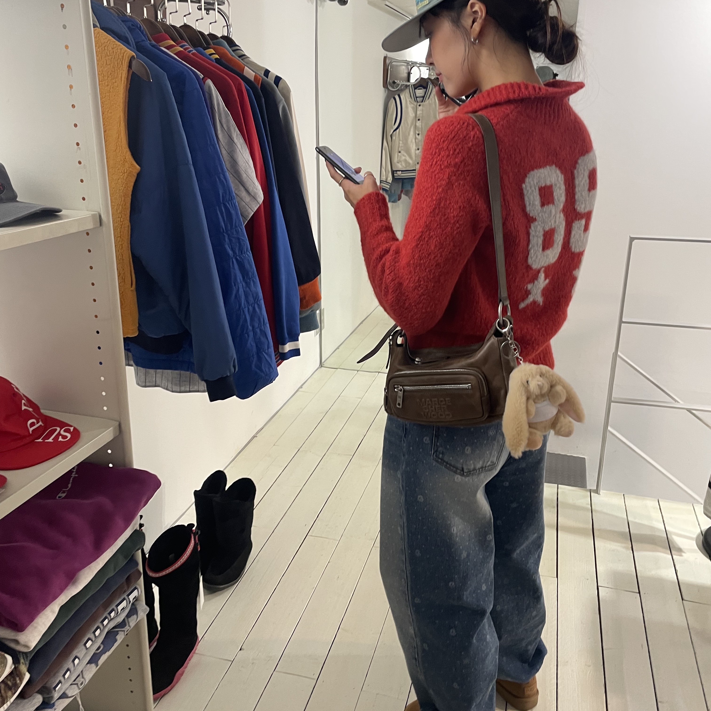 (W) Paloma Wool Champions Reversible Soft Knitted Sweater Red, (W) UGG Classic Ultra Mini Boots Chestnut 착용 스타일 - 3