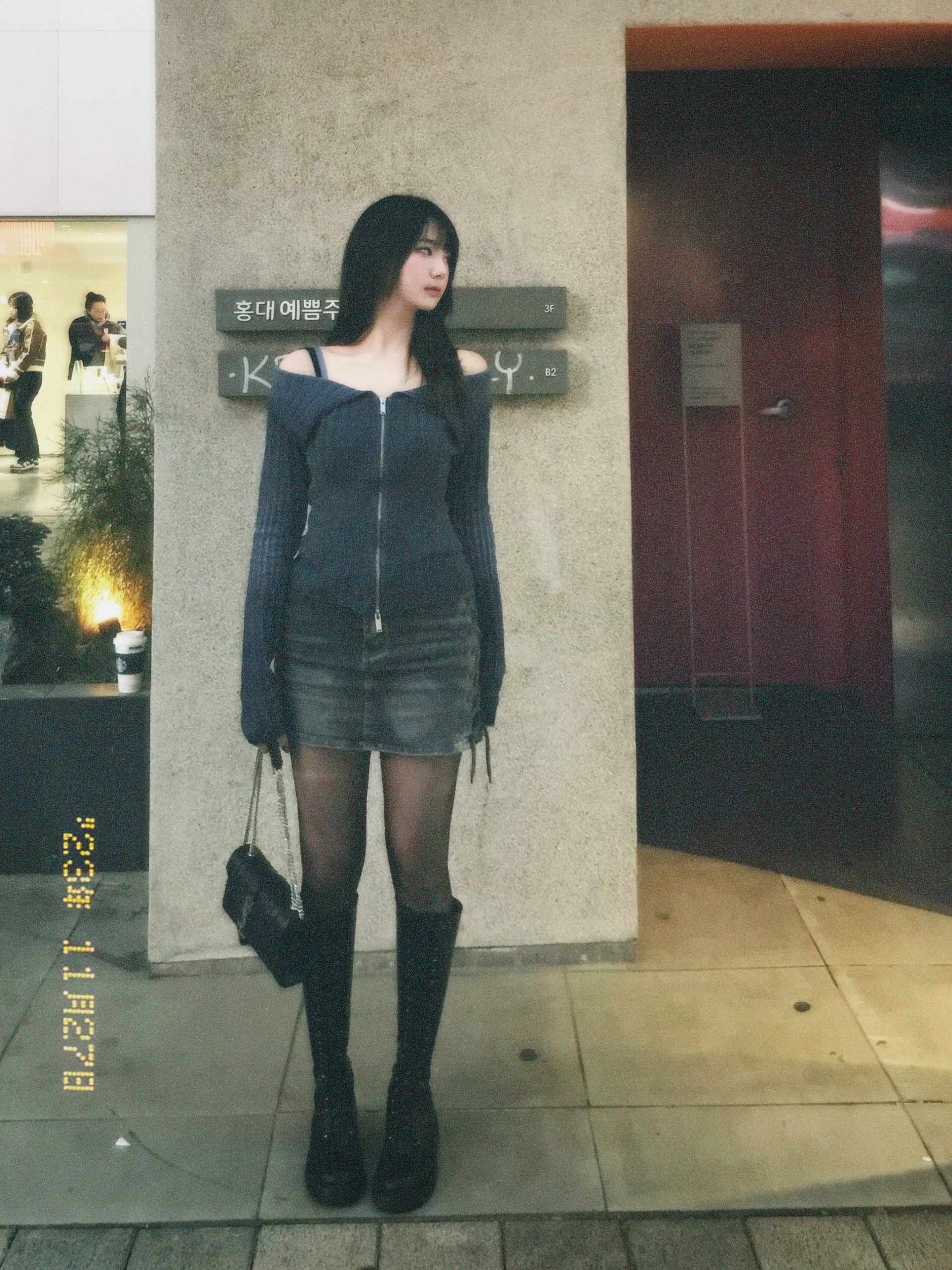 Saint Laurent Envelope Small Bag in Mix Matelasse Grain de Poudre Embossed Leather Black 착용 스타일 - 4