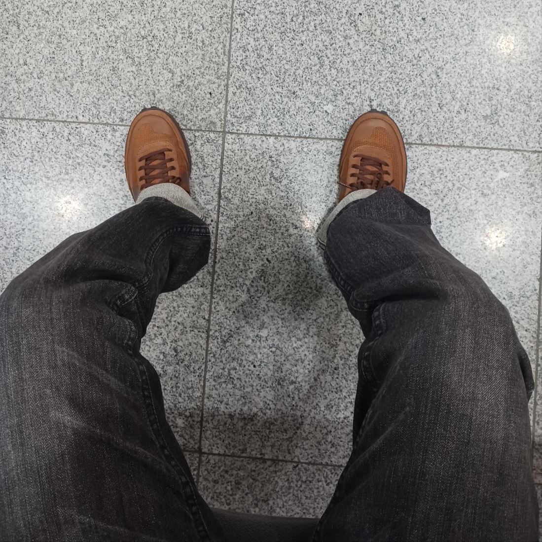 Converse x Play Comme des Garcons Chuck 70 Ox Black, Play Comme des Garcons Black Heart Knit Cardigan Beige 착용 스타일 - 3