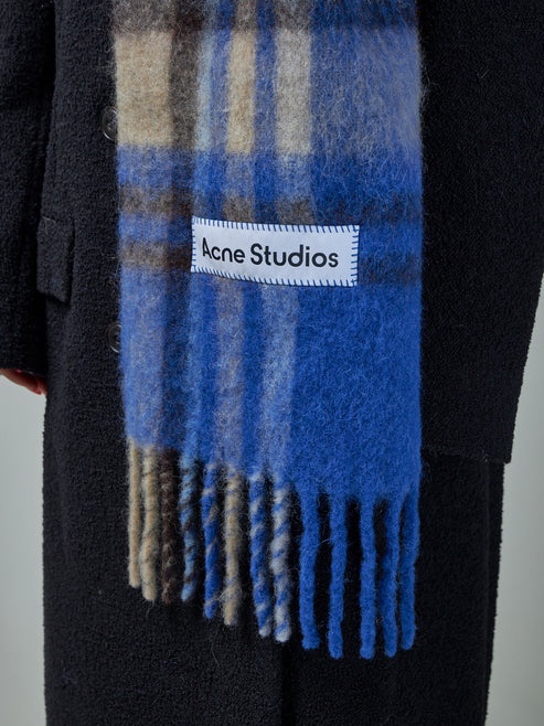 Acne Studios Mohair Tartan Muffler Electric Blue Beige 착용 스타일 - 2