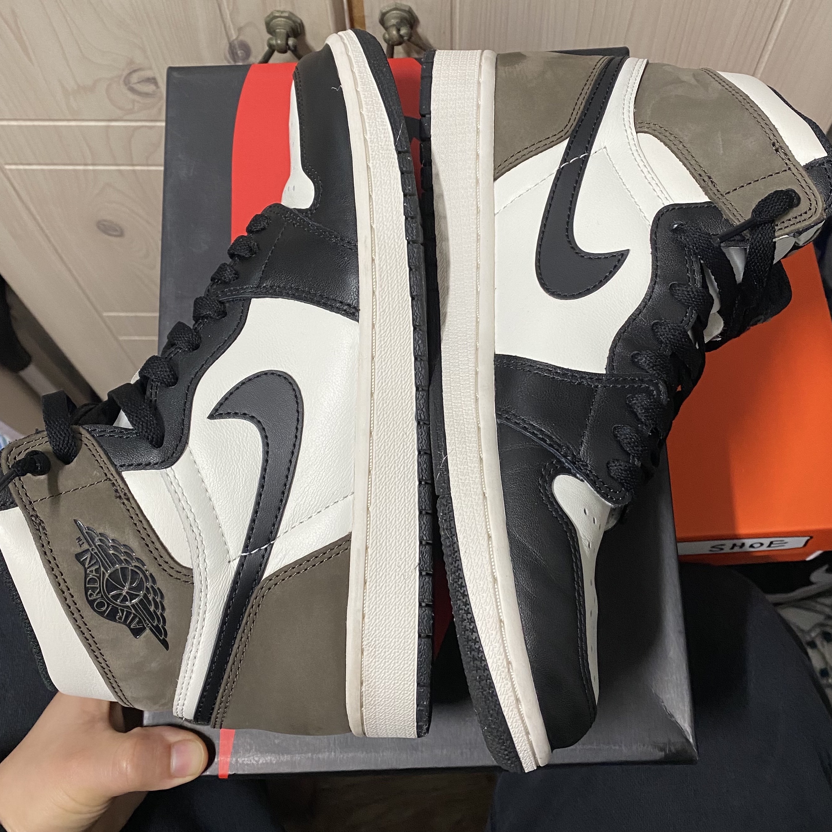 Jordan 1 Retro High OG Black Mocha 착용 스타일