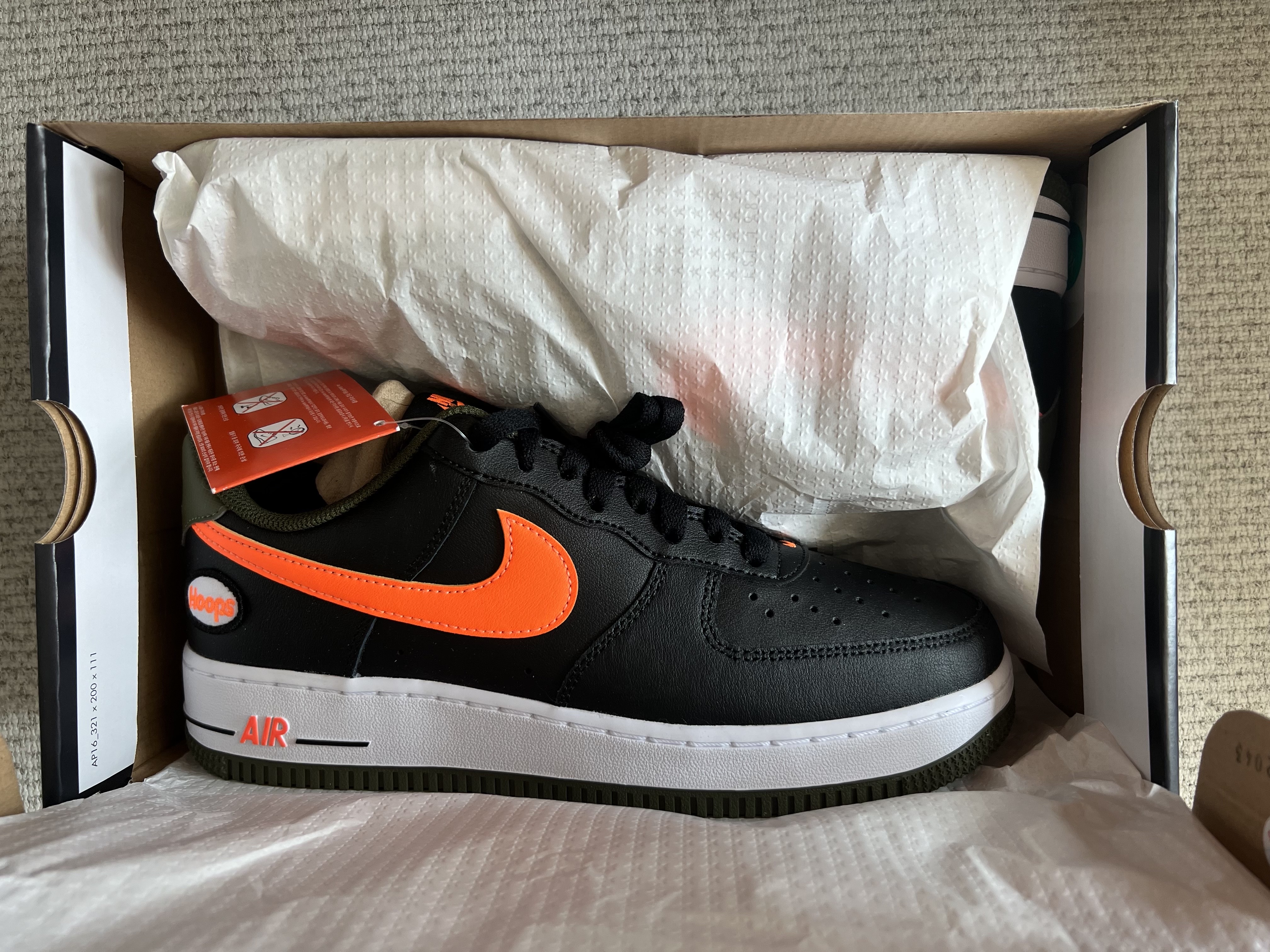 Nike Air Force 1 '07 LV8 Black Total Orange 착용 스타일