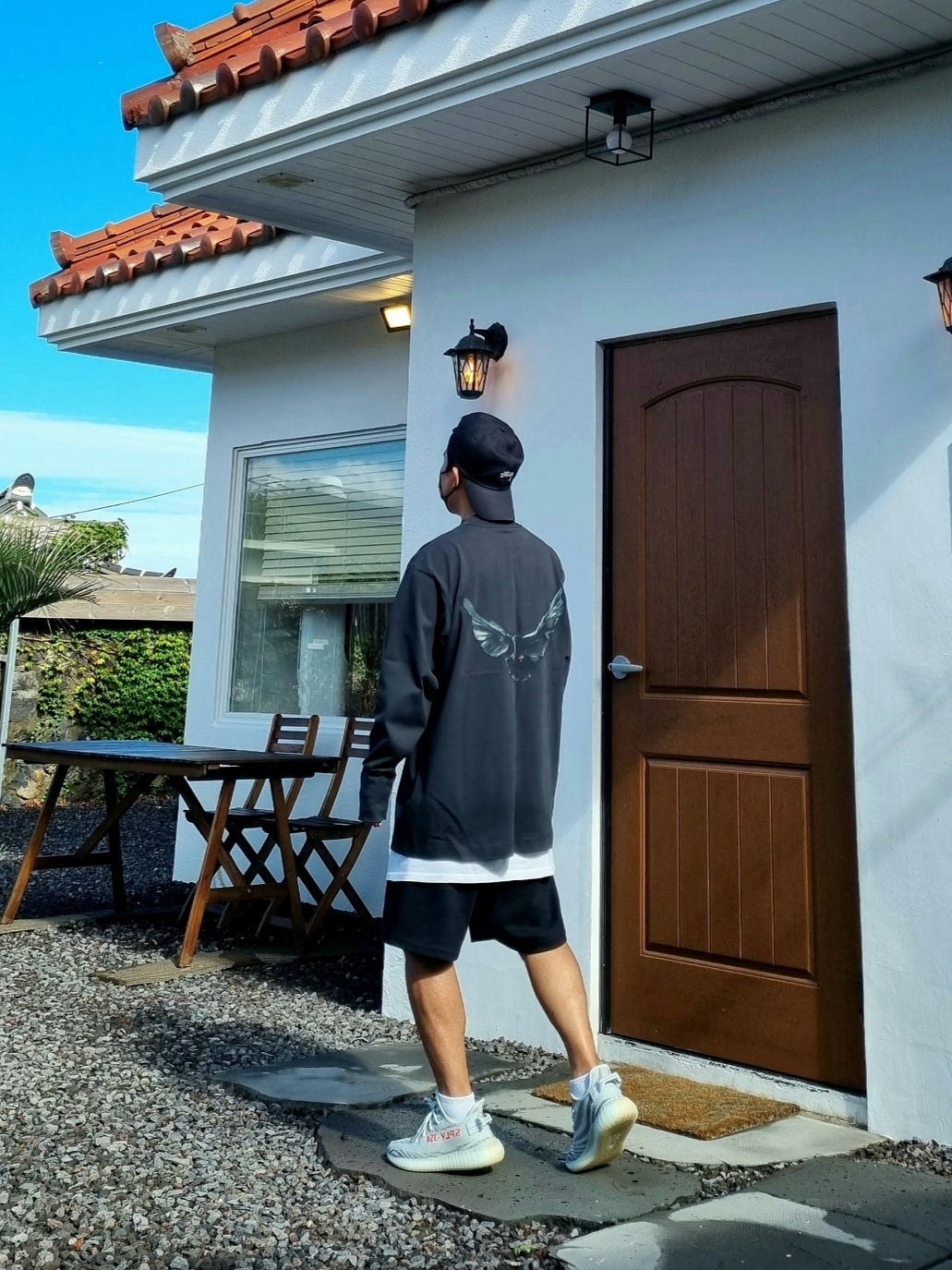 Yeezy Gap Engineered By Balenciaga Dove Long Sleeve T-Shirt Black, Adidas Yeezy Boost 350 V2 Blue Tint 2021/2022/2023 착용 스타일
