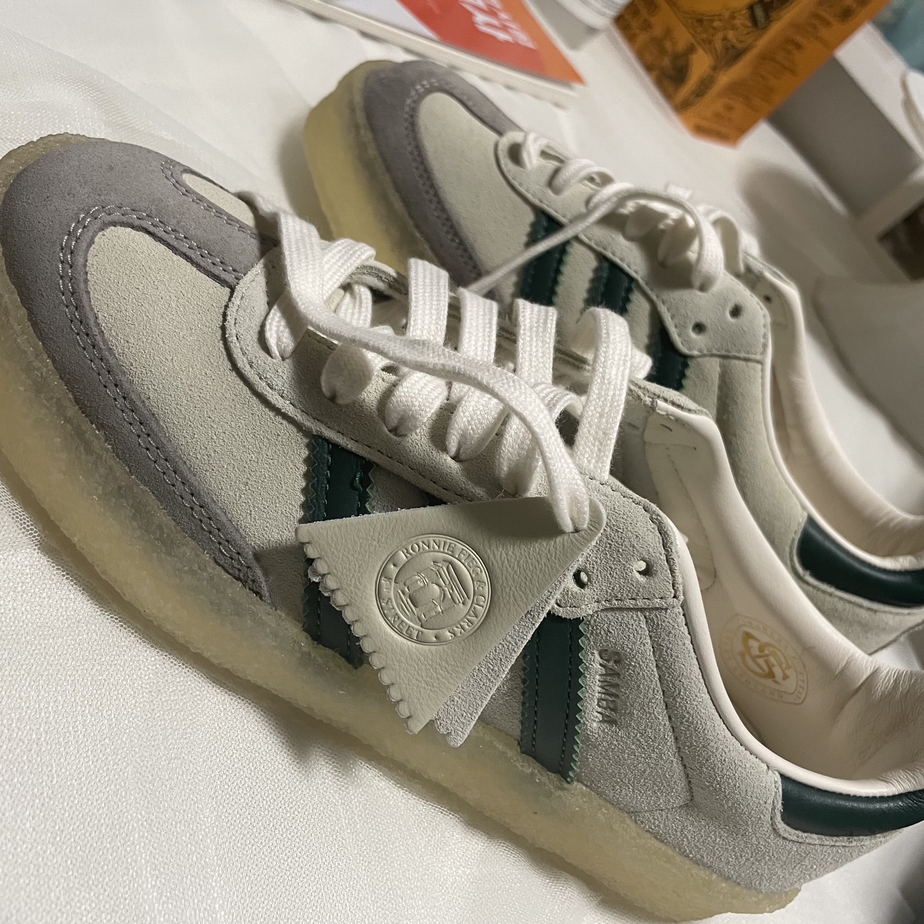Adidas x Clarks x Ronnie Fieg 8th Street Samba Chalk White Green 착용 스타일