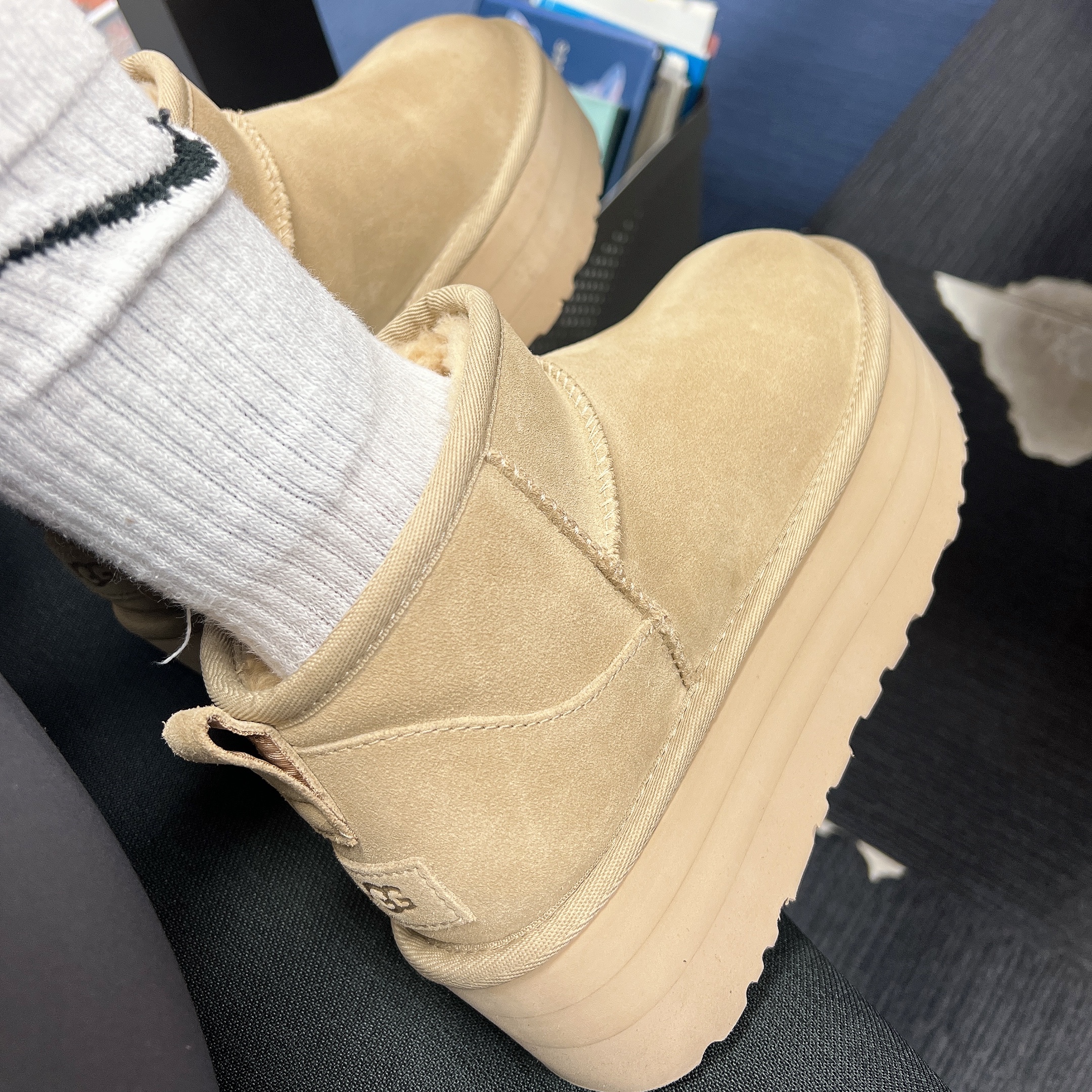 (W) UGG Classic Ultra Mini Platform Mustard Seed 착용 스타일 - 2