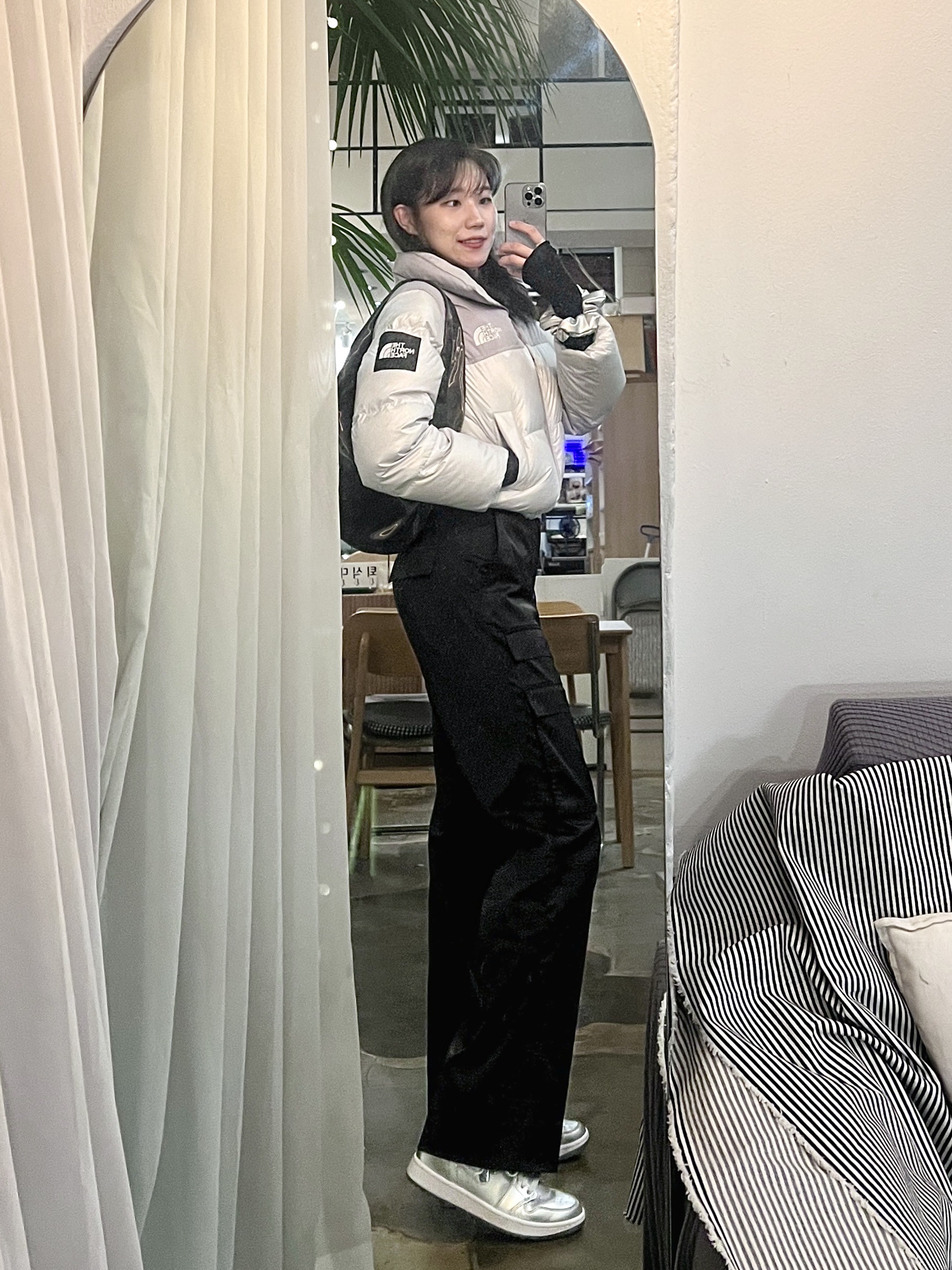 (W) The North Face White Label Novelty Nuptse Down Jacket Ice Gray, COS Mini High-Shine Shoulder Bag Navy 착용 스타일 - 2