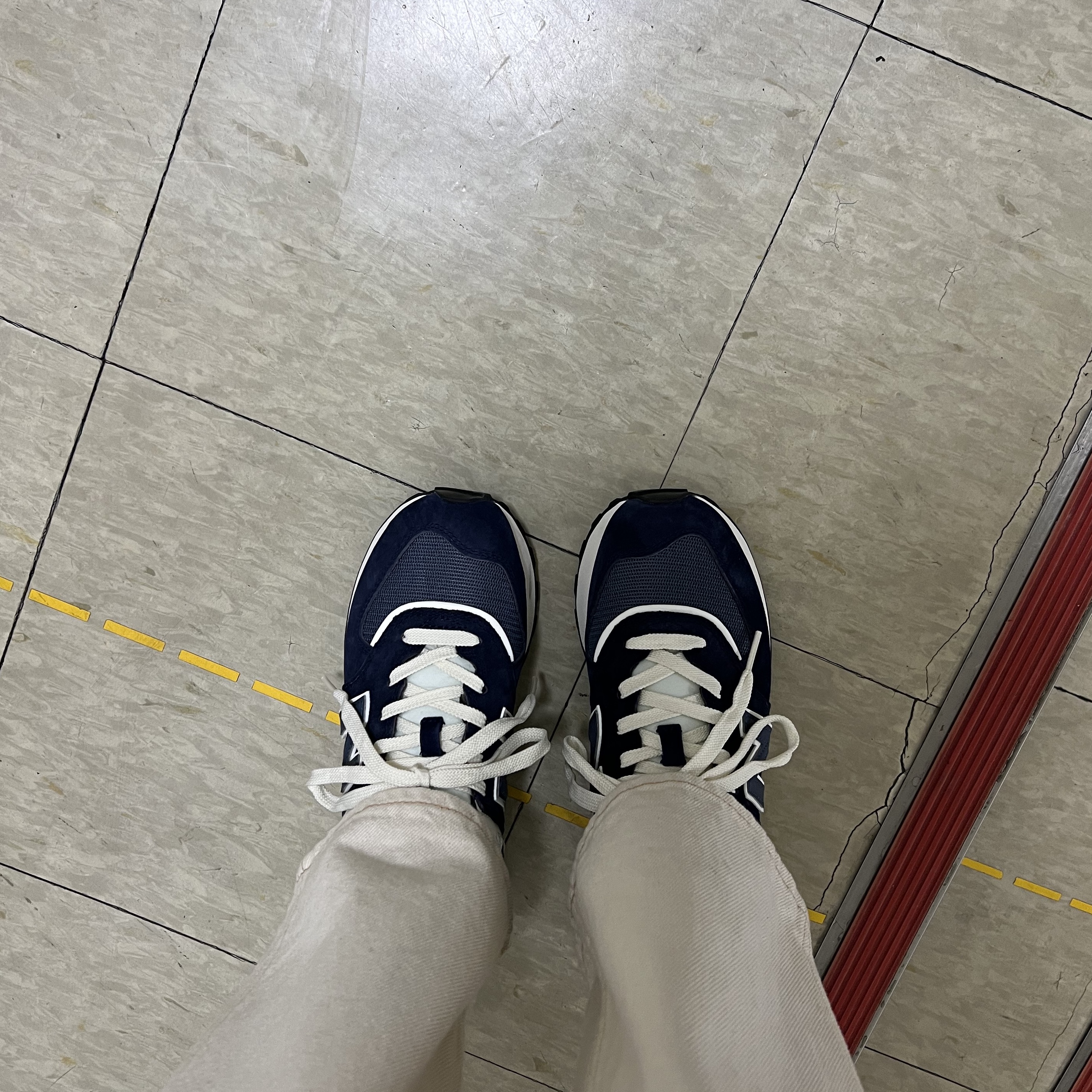 New Balance 574 Legacy Navy 착용 스타일 - 3