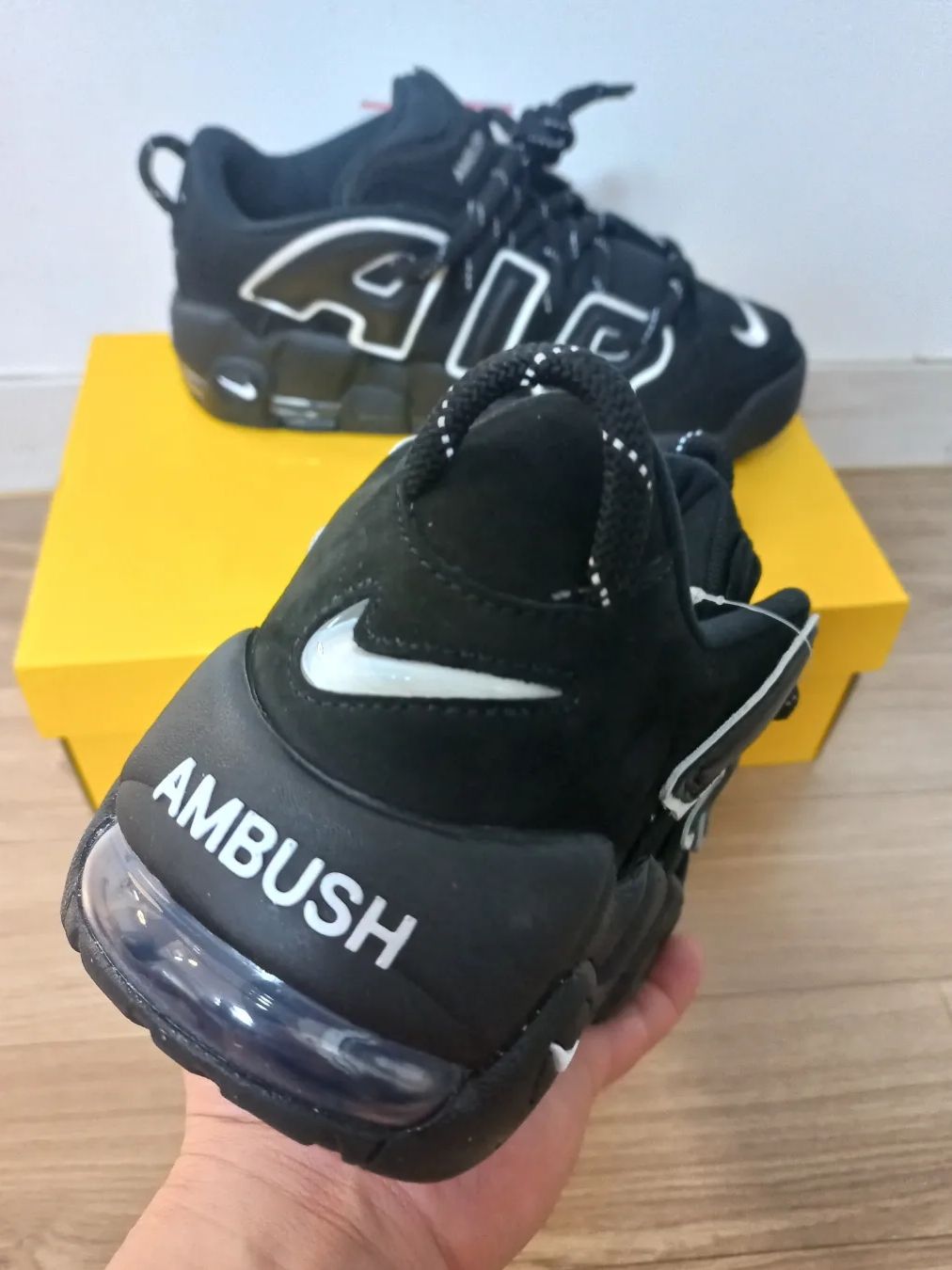 Nike x Ambush Air More Uptempo Low Black and White 착용 스타일 - 2