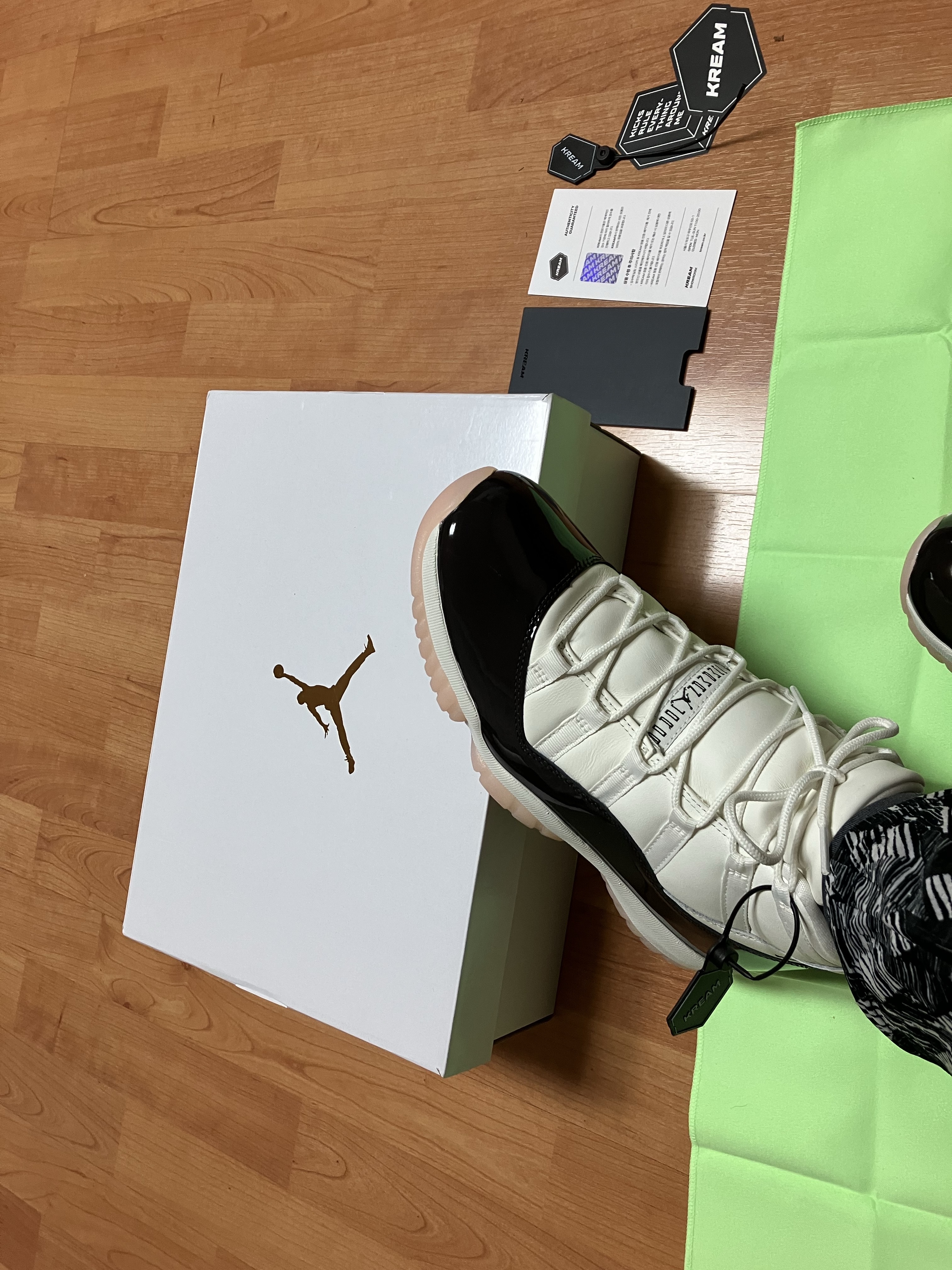 (W) Jordan 11 Retro Neapolitan 착용 스타일 - 1