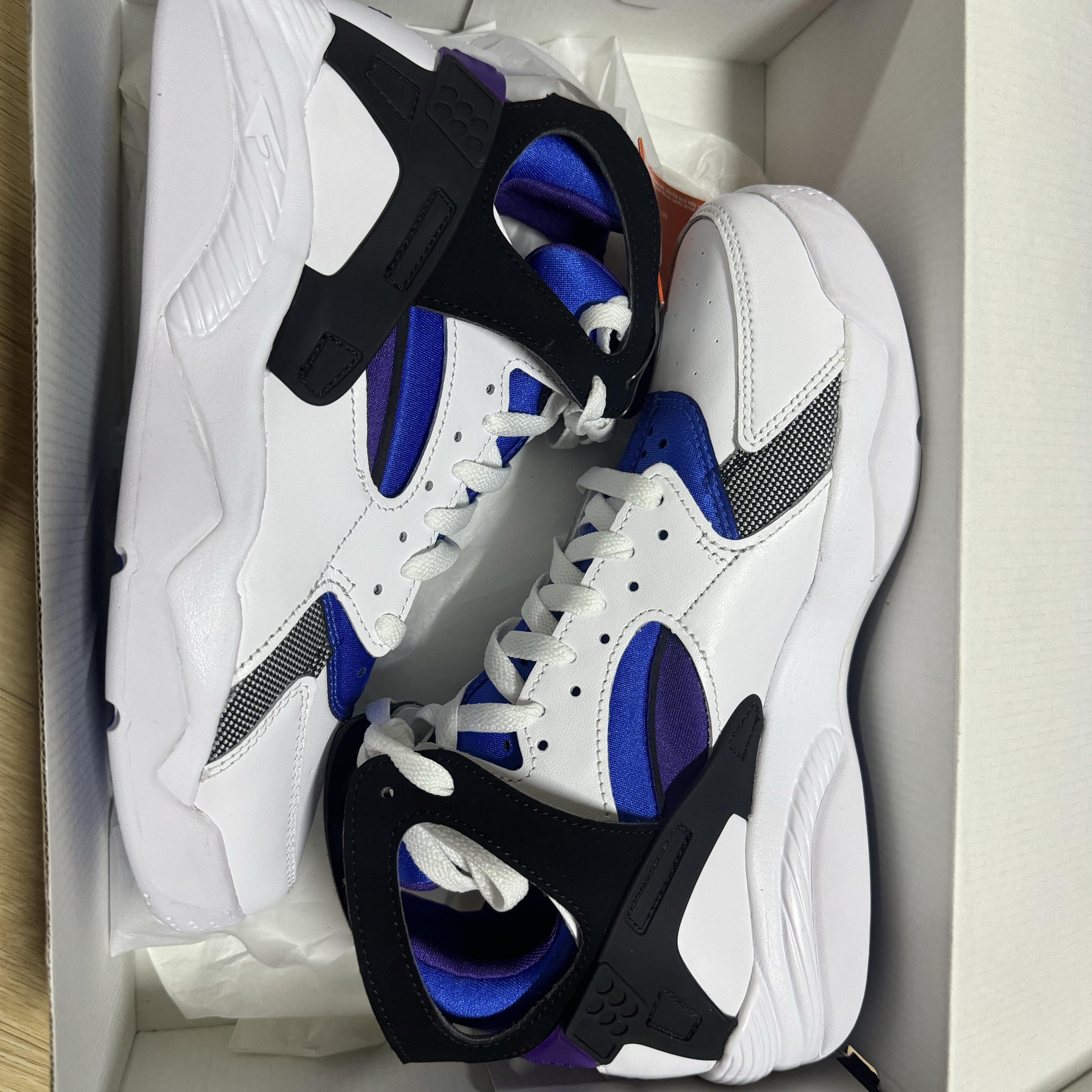 Nike Air Flight Huarache Varsity Purple and Royal Blue 착용 스타일