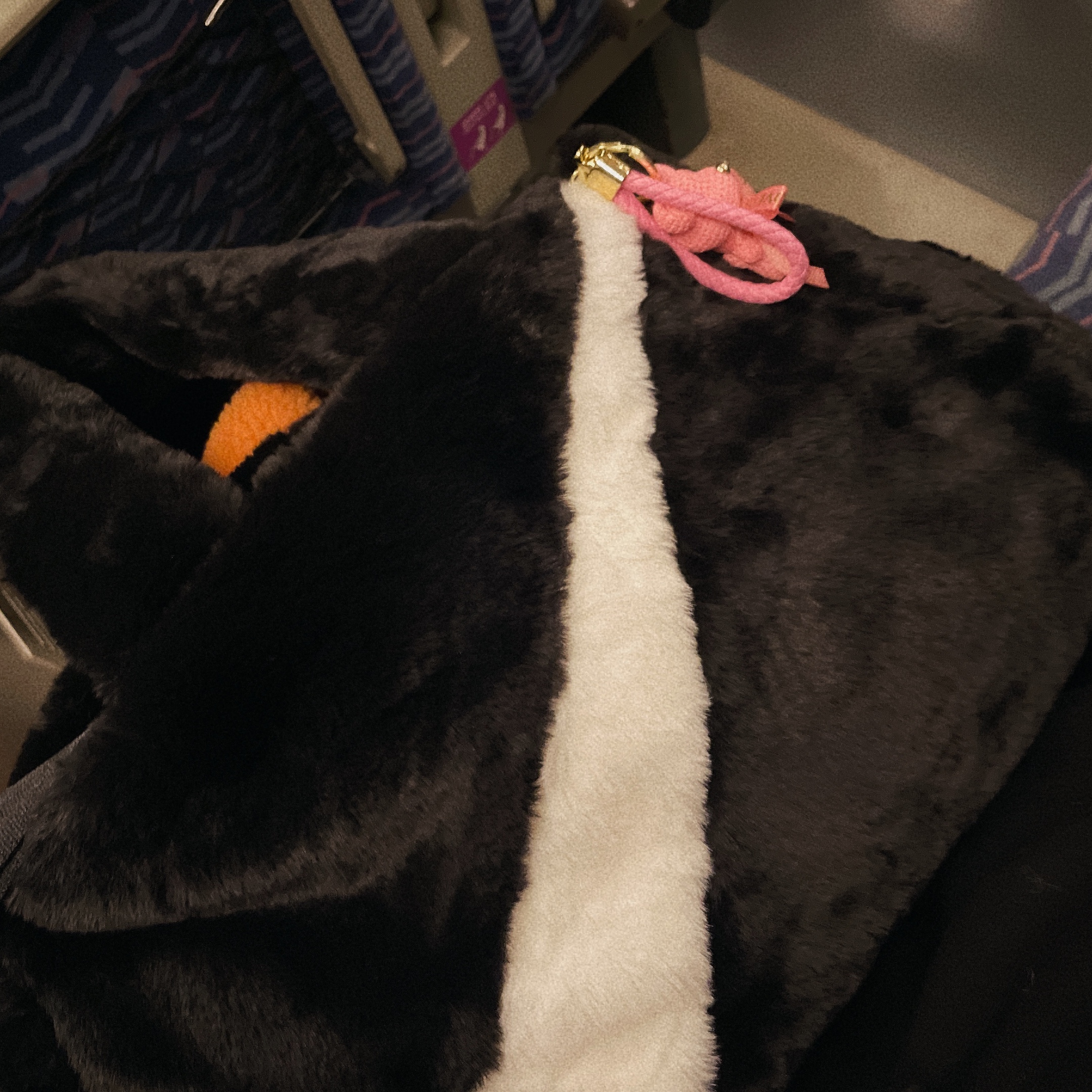 Nike NSW Faux Fur Tote Bag Black 착용 스타일 - 2