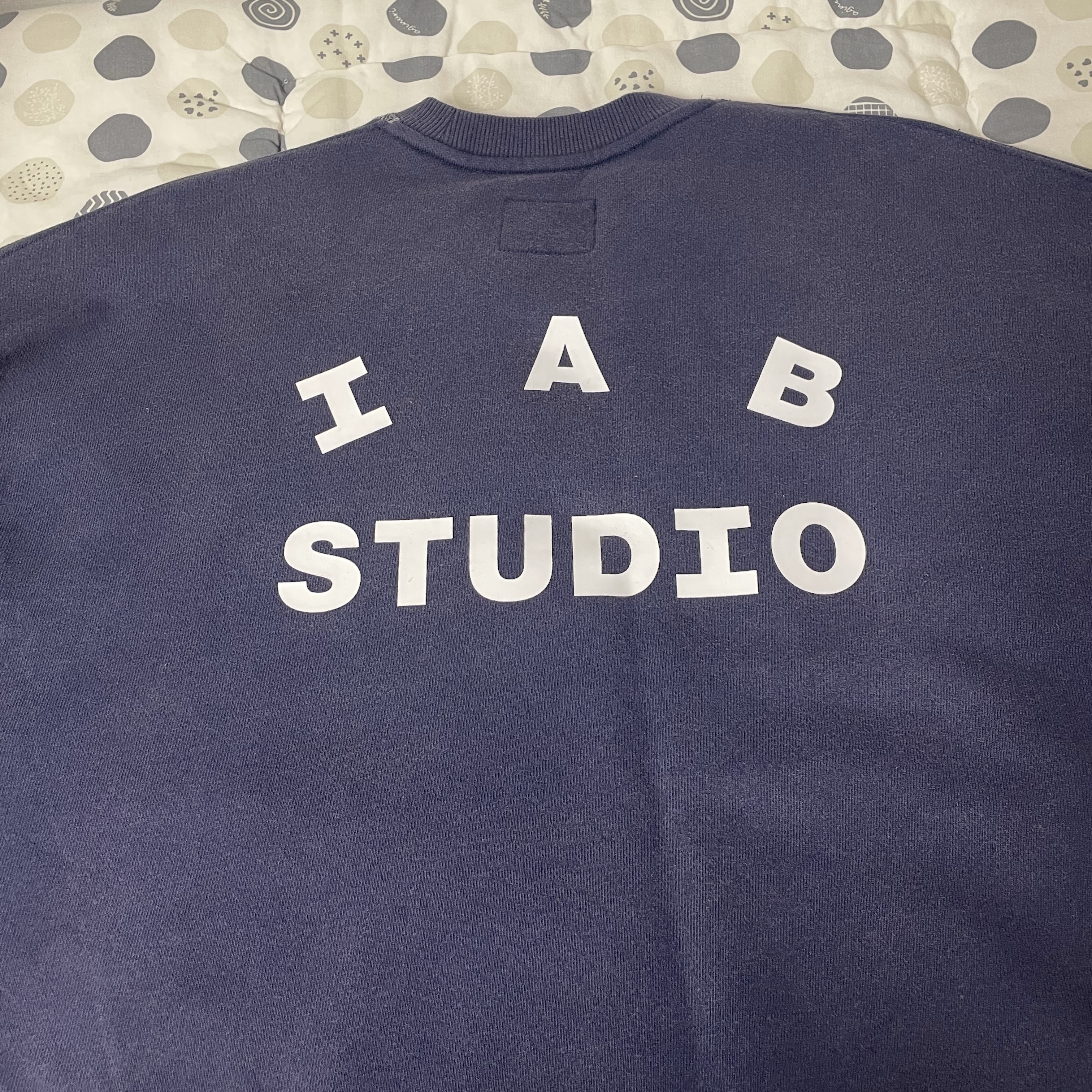 IAB Studio x Lee Pigment Sweatshirt Indigo Navy 착용 스타일