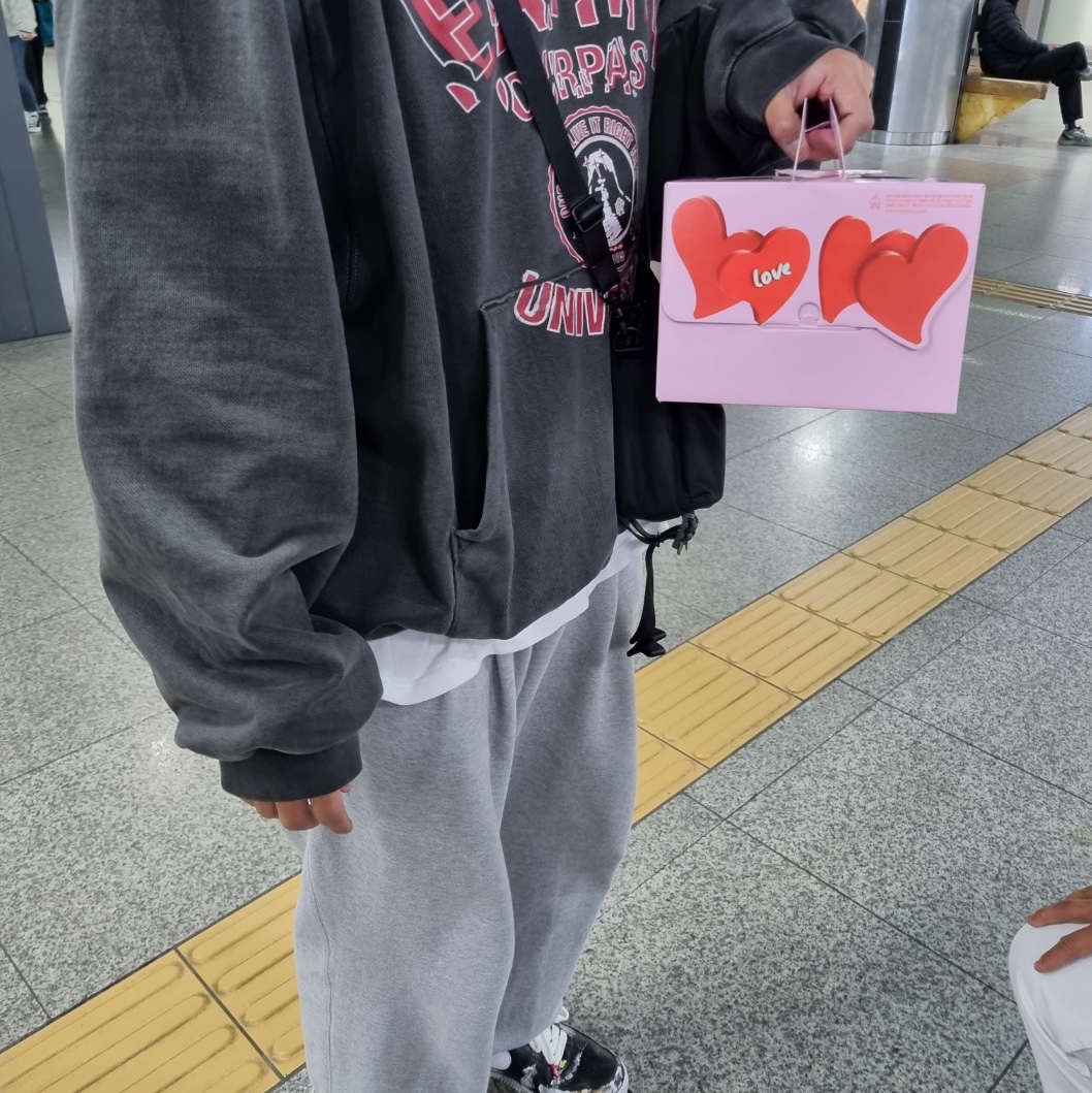 Ourpas 075 Ivy League Hoodie Washed Gray, Nike x Peaceminusone Air Force 1 Low Para-Noise 착용 스타일