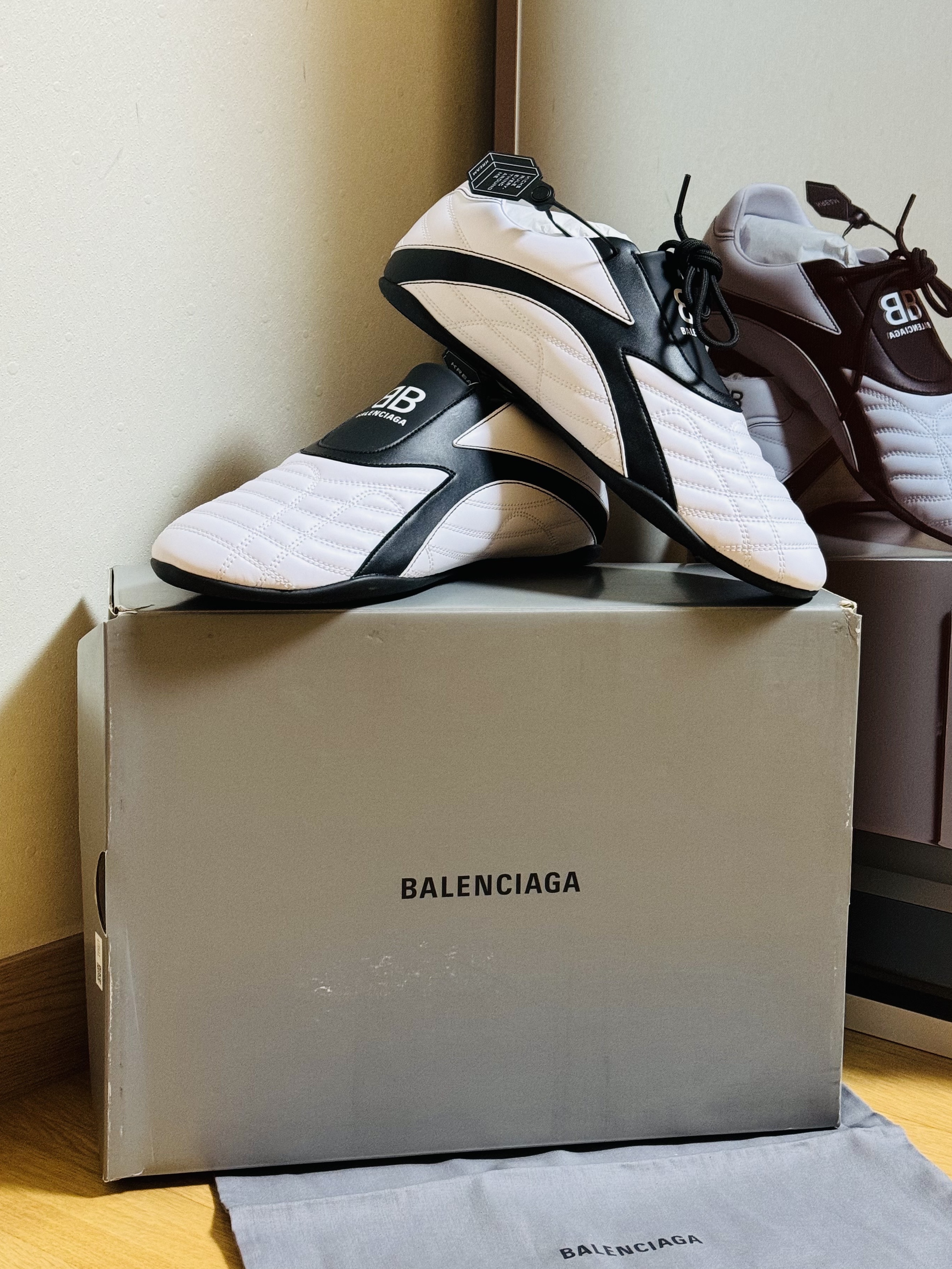 Balenciaga Zen Sneakers White Black 착용 스타일