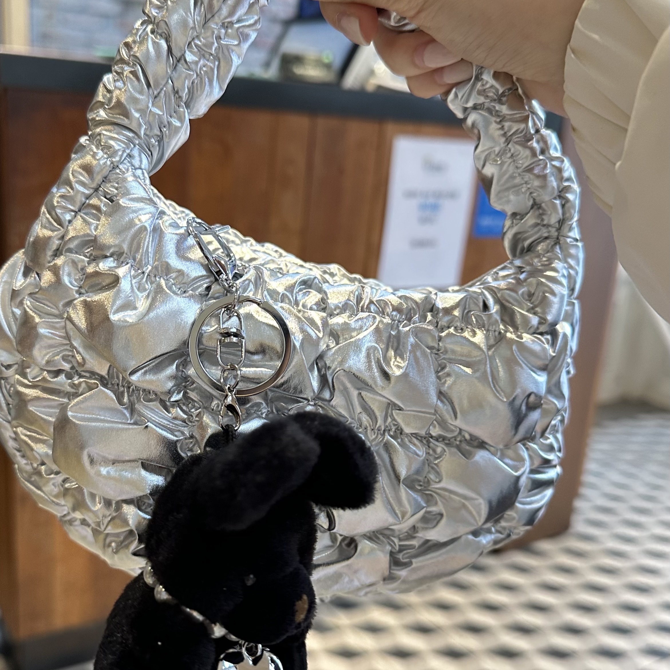COS Quilted Micro Bag Silver 착용 스타일 - 1