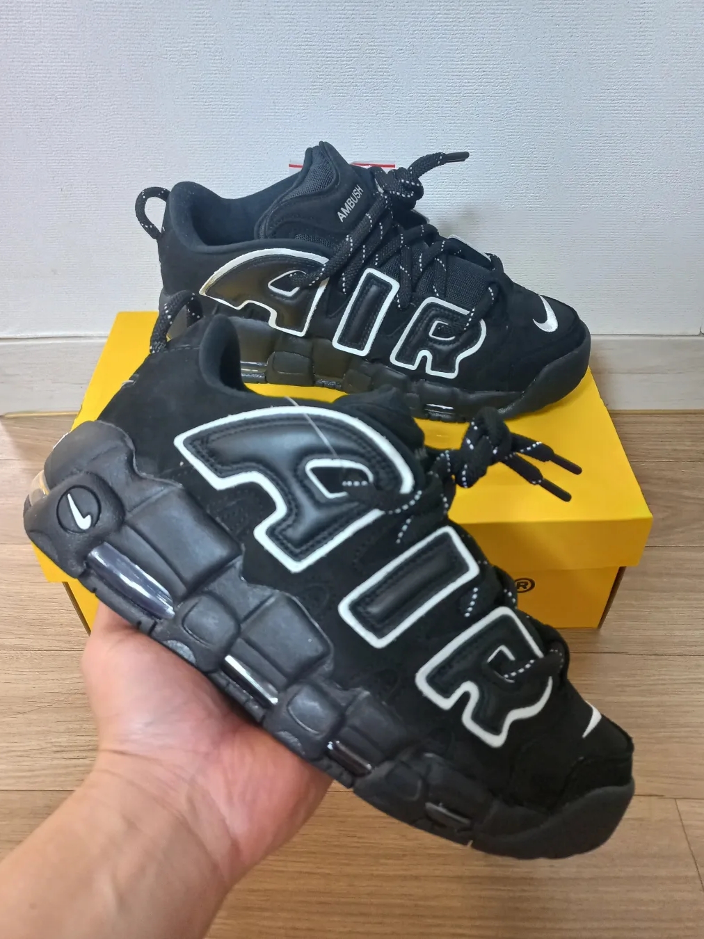 Nike x Ambush Air More Uptempo Low Black and White 착용 스타일 - 1