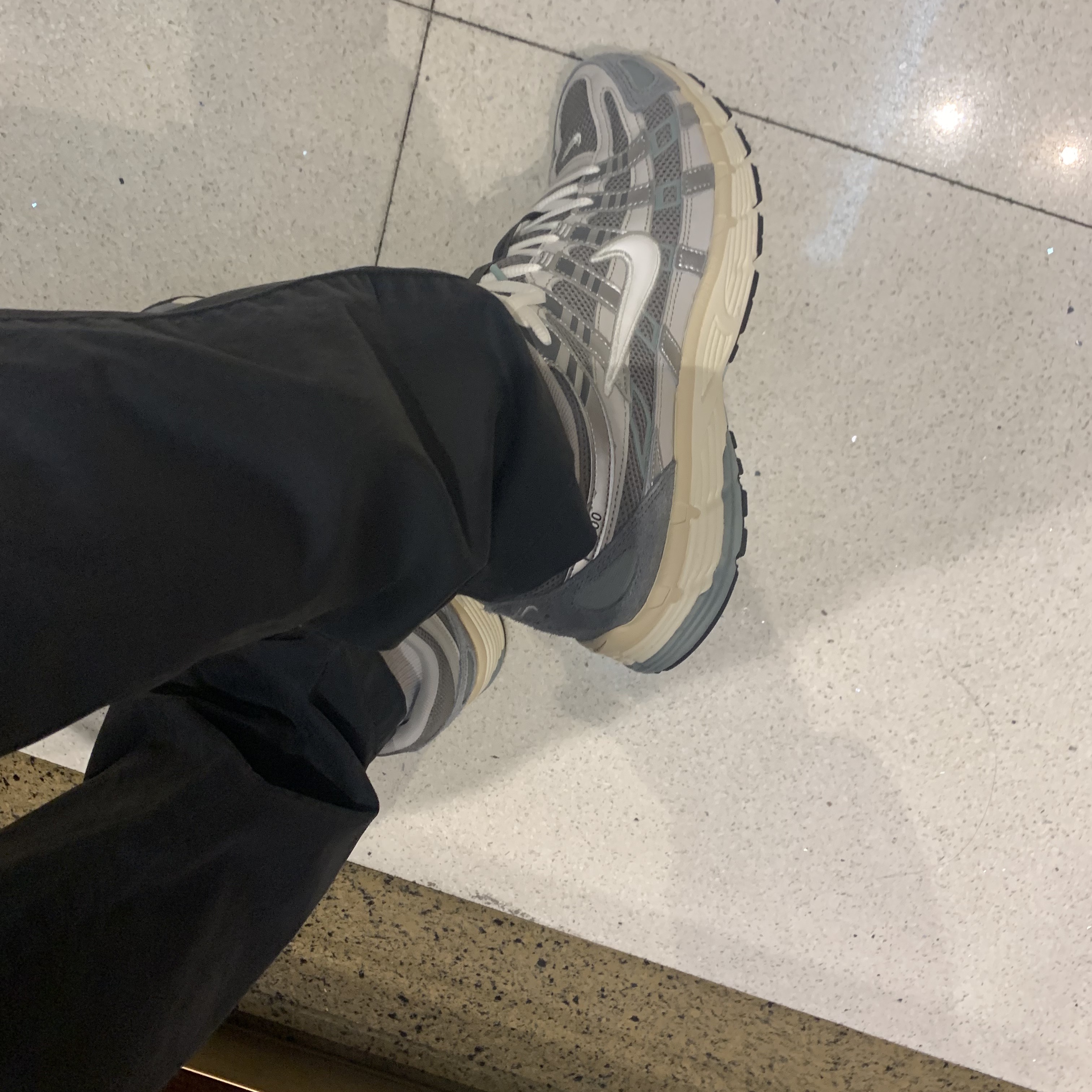 Nike P-6000 Flat Pewter Light Iron Ore 착용 스타일