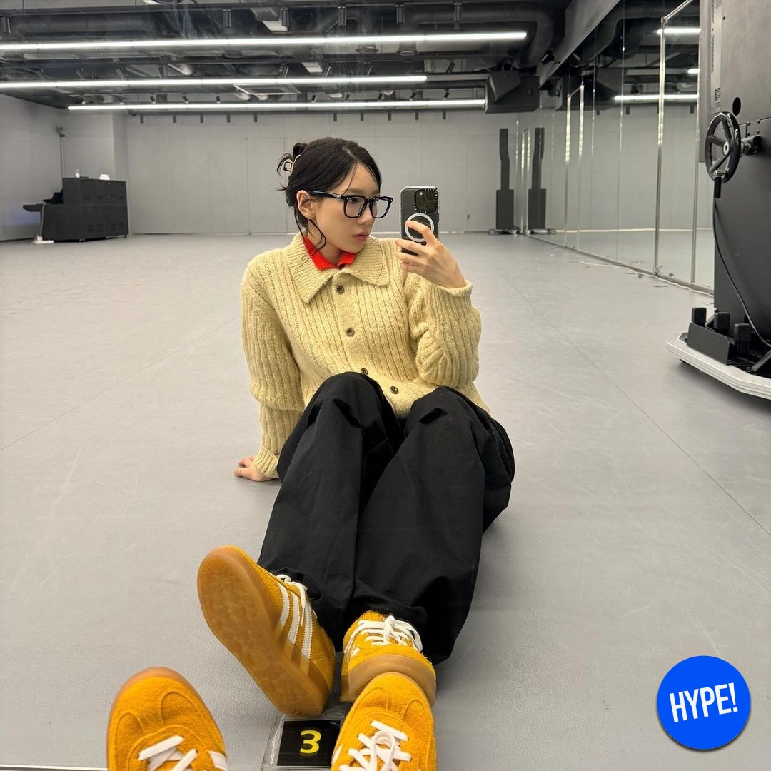 (W) Adidas Gazelle Indoor Orange Peel Cloud White, Louis Vuitton Atlantis BB Monogram Reversed Canvas 착용 스타일 - 2