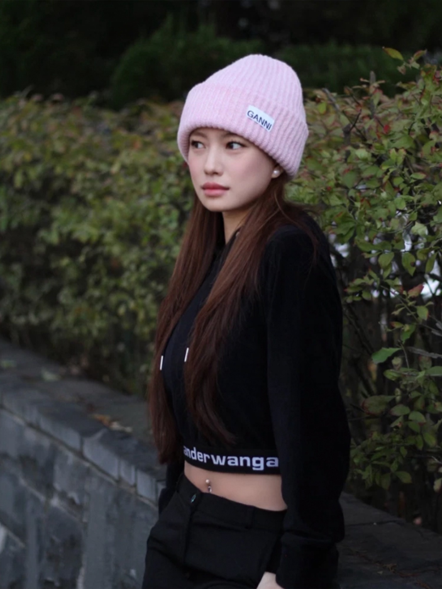 Ganni Wool Beanie Lilac Sachet, (W) Alexander Wang Long Sleeve Hoodie in Stretch Corduroy Black 착용 스타일 - 4