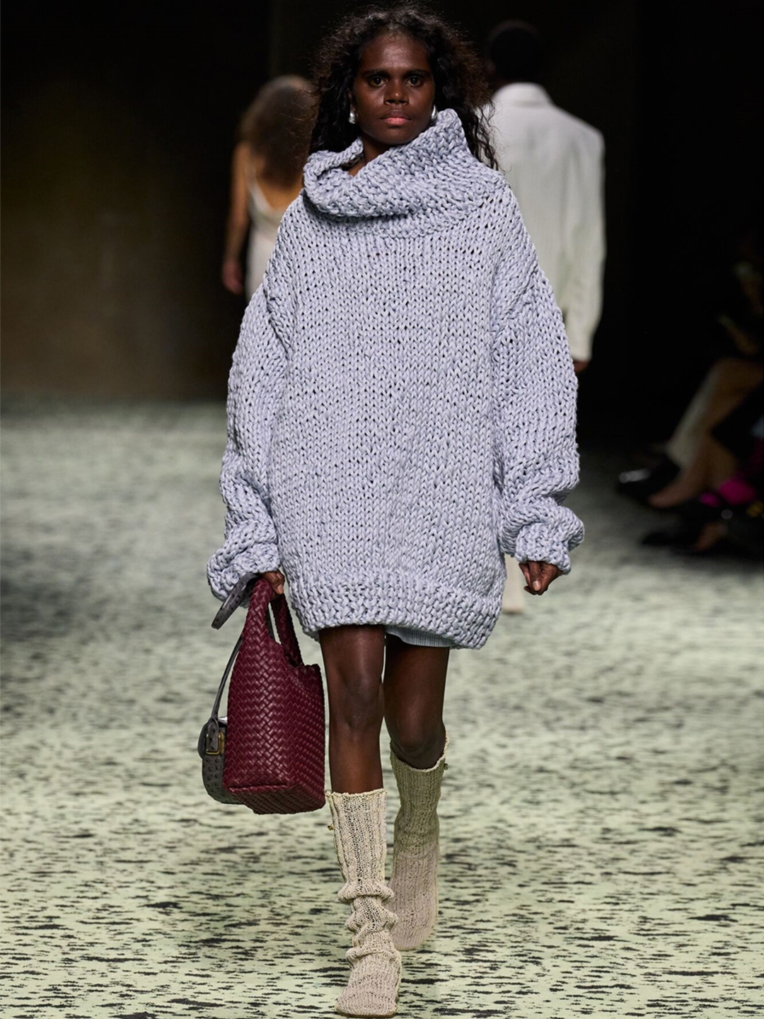 (W) Bottega Veneta Domenica Boot Sea Salt, (W) UGG Classic Ultra Mini Platform Boots Chestnut 착용 스타일 - 3