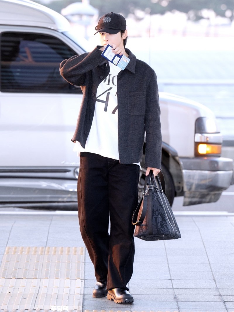 Dior Weekender 40 Bag Maxi Oblique Jacquard Black 착용 스타일