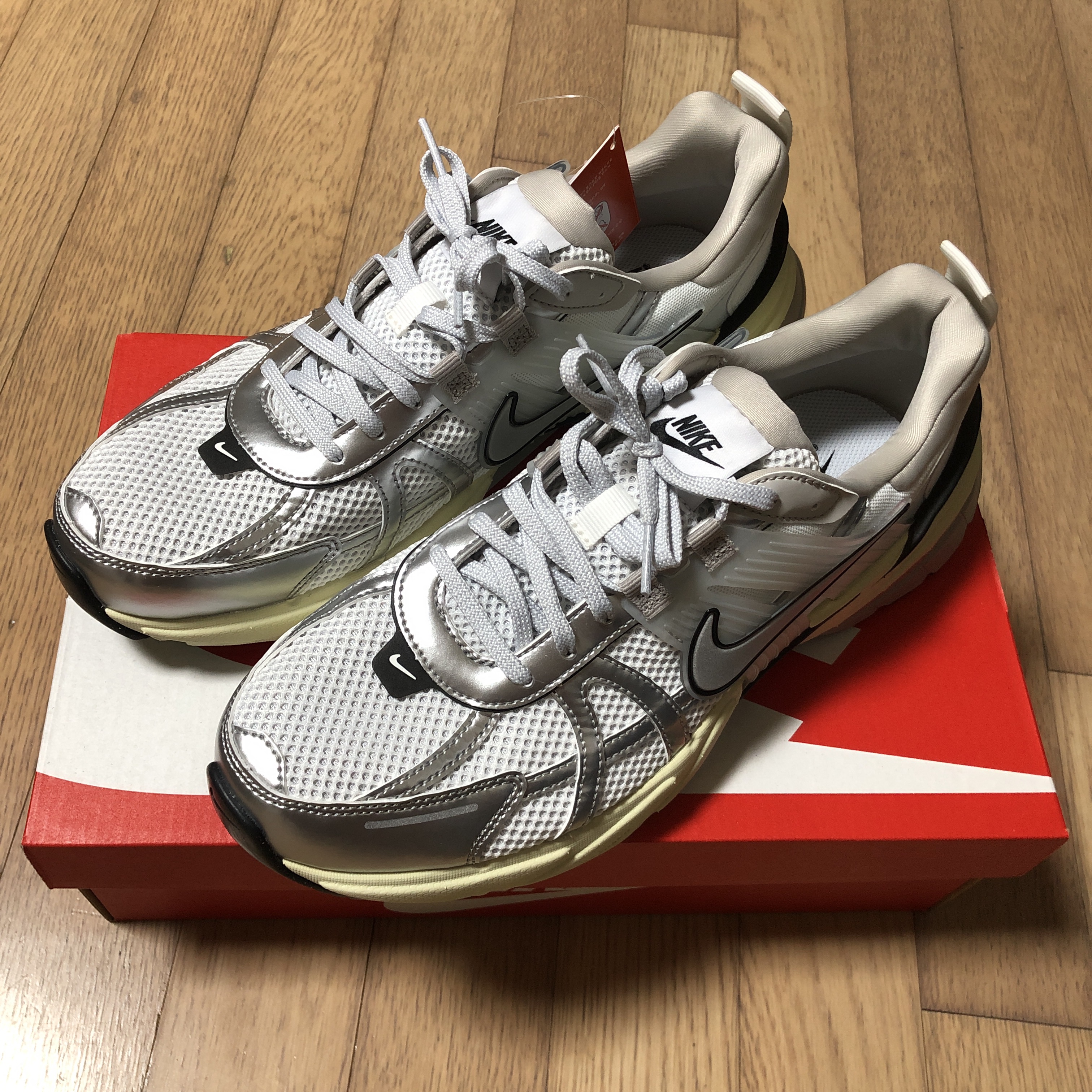 Nike V2K Run Summit White Metallic Silver 착용 스타일