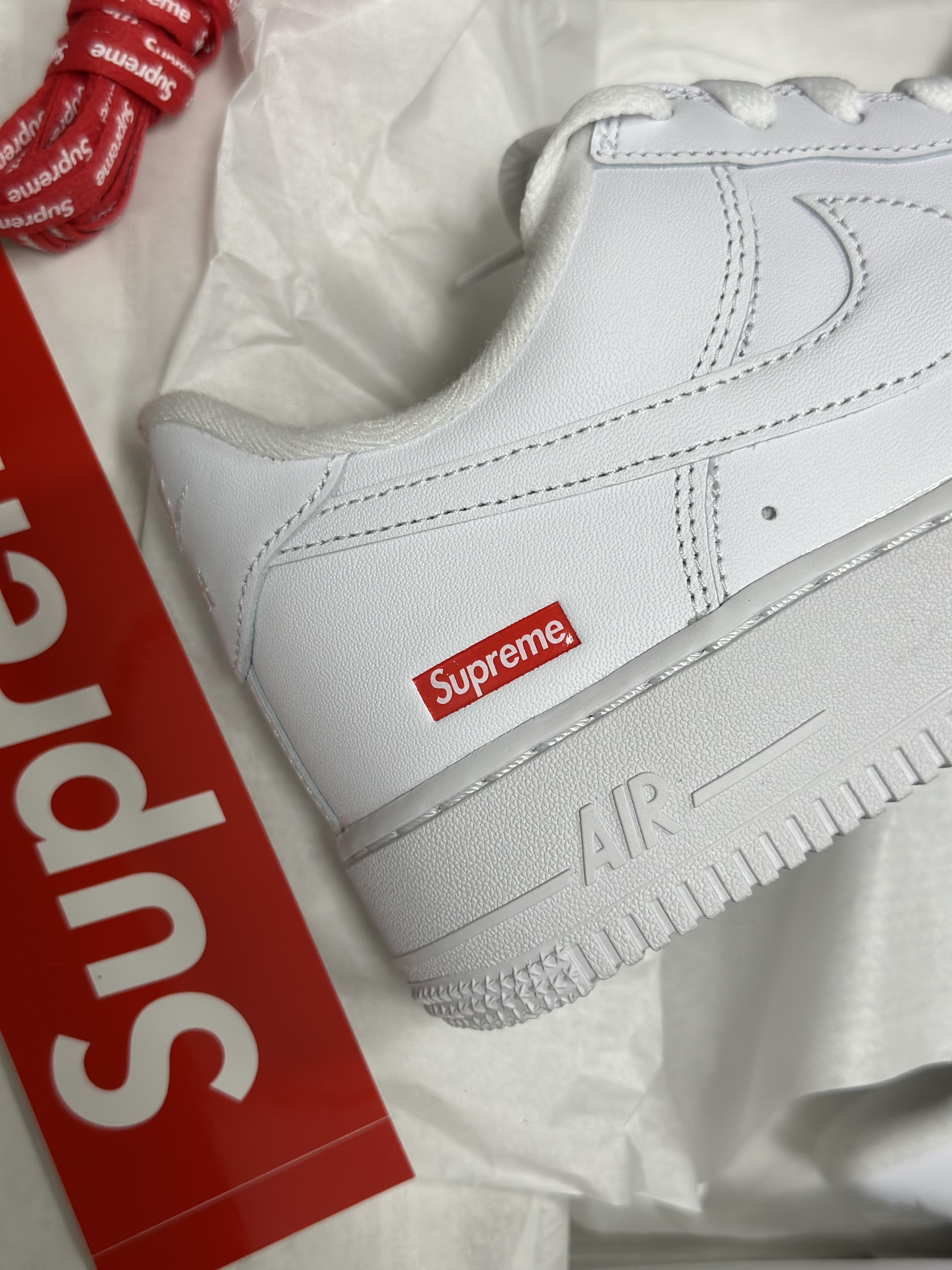 Nike x Supreme Air Force 1 Low White 착용 스타일 - 1
