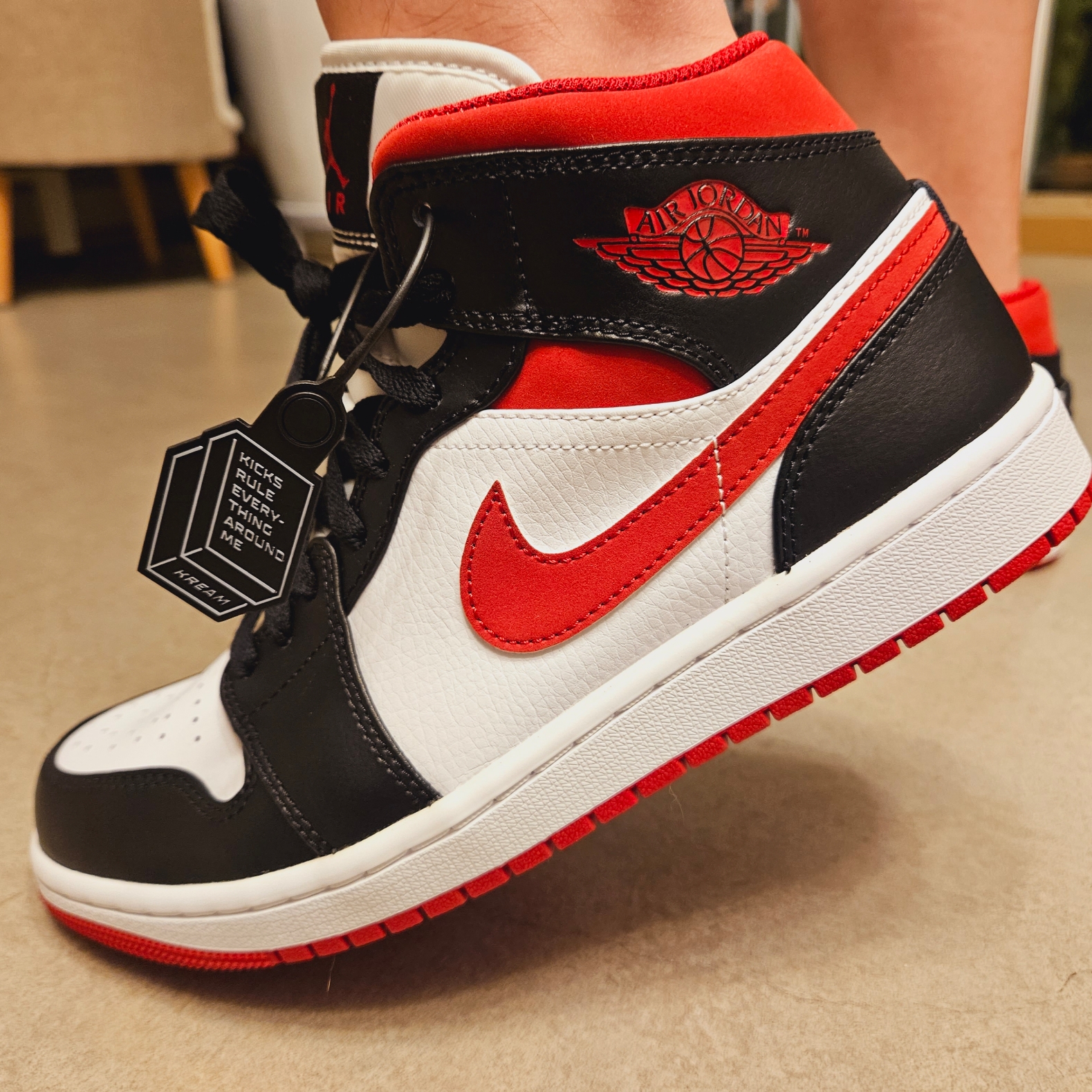 Jordan 1 Mid Gym Red Black White 착용 스타일 - 3